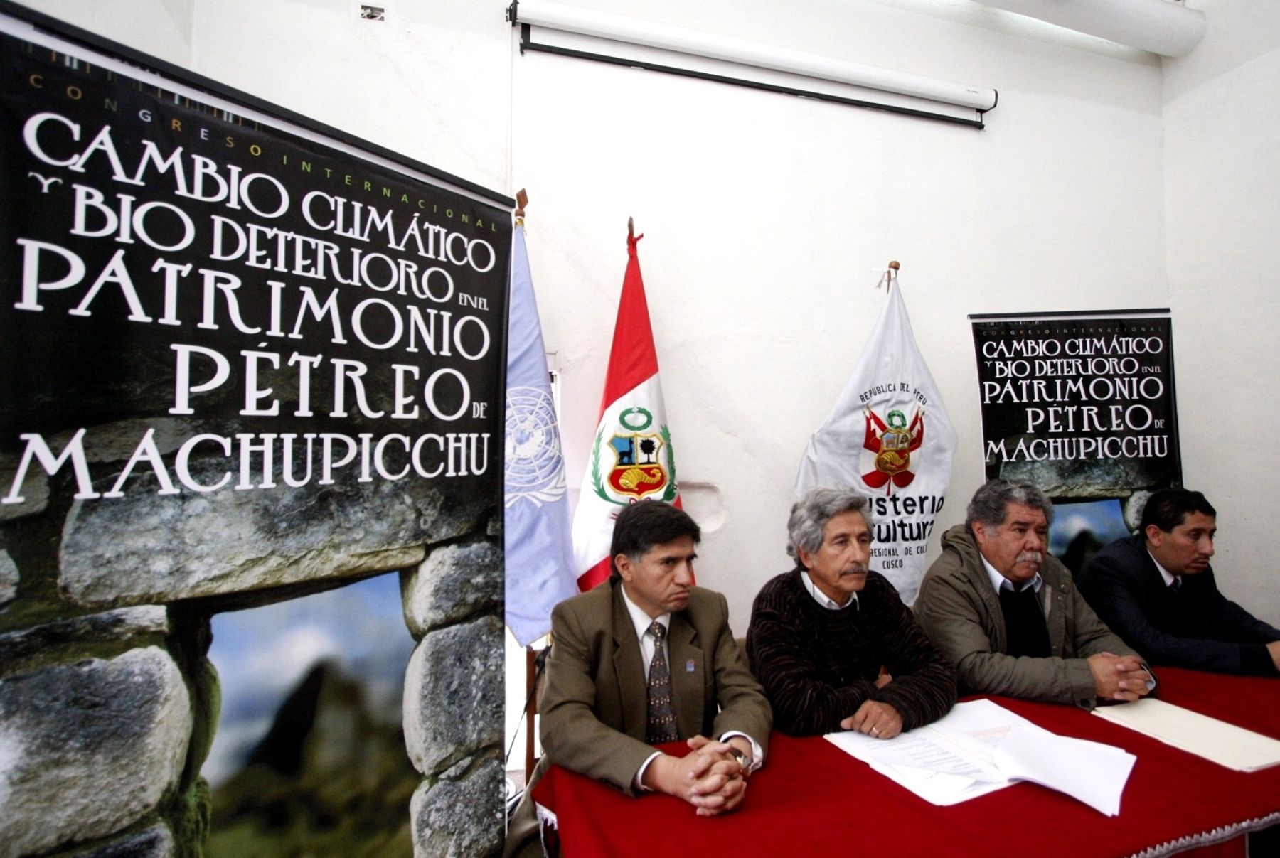 El director regional de Cultura de Cusco, David Ugarte Vega Centeno, y funcionarios anunciando congreso. Foto:ANDINA/Percy Hurtado.