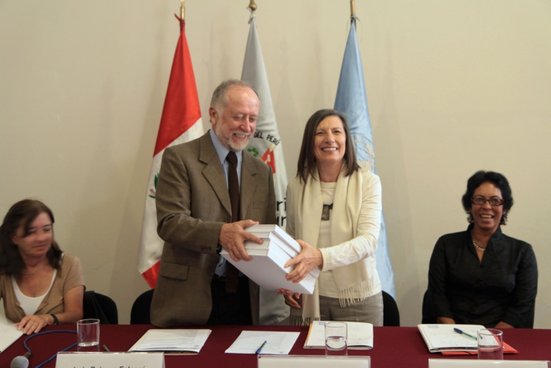 La representante de la Unesco, Nilda Anglarill, entregó al ministro de Cultura, Luis Peirano, el Plan de Gestión del Territorio de Nasca y Palpa y el Plan de Manejo del Santuario Arqueológico de Pachacámac. Foto: Ministerio de Cultura.