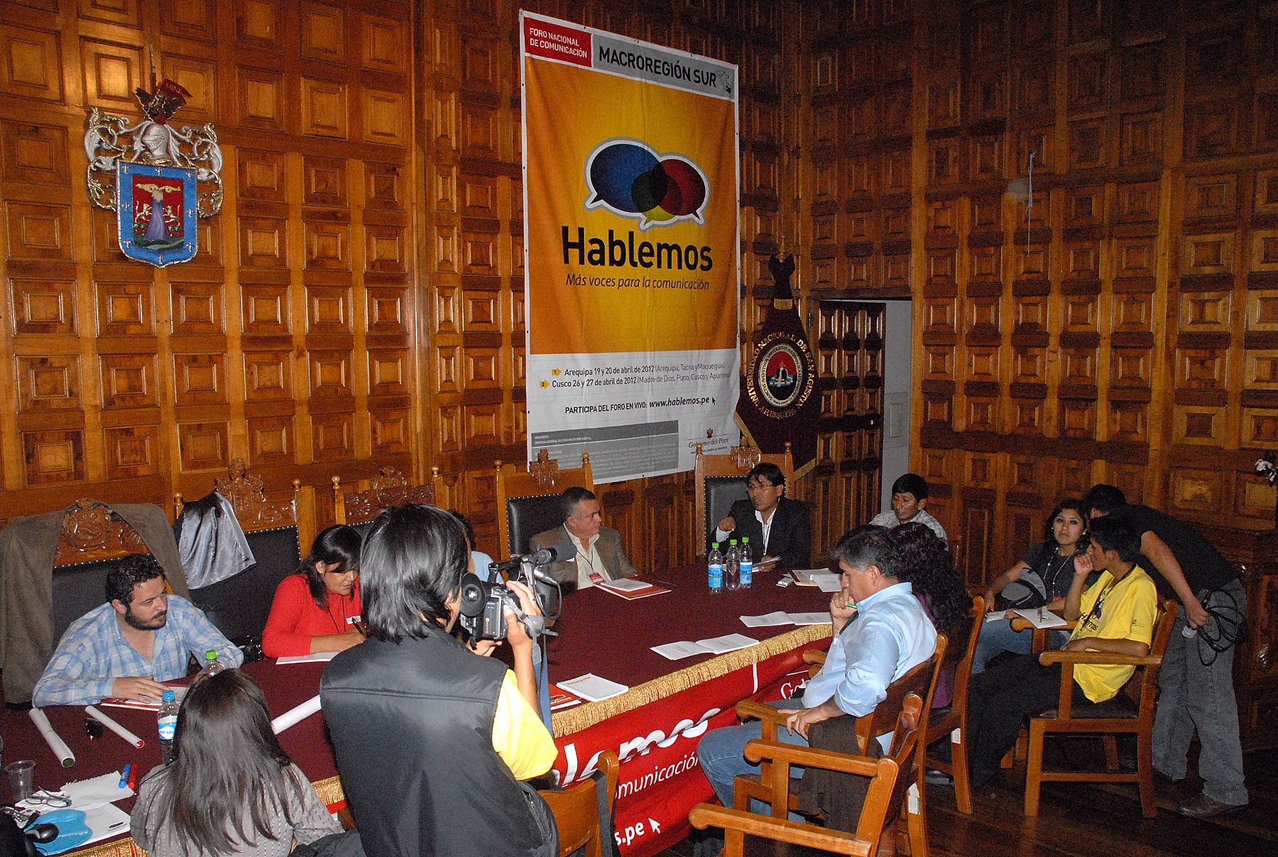 Mesa de trabajo en foro "Hablemos, más voces para la comunicación", que se lleva a cabo en Arequipa.