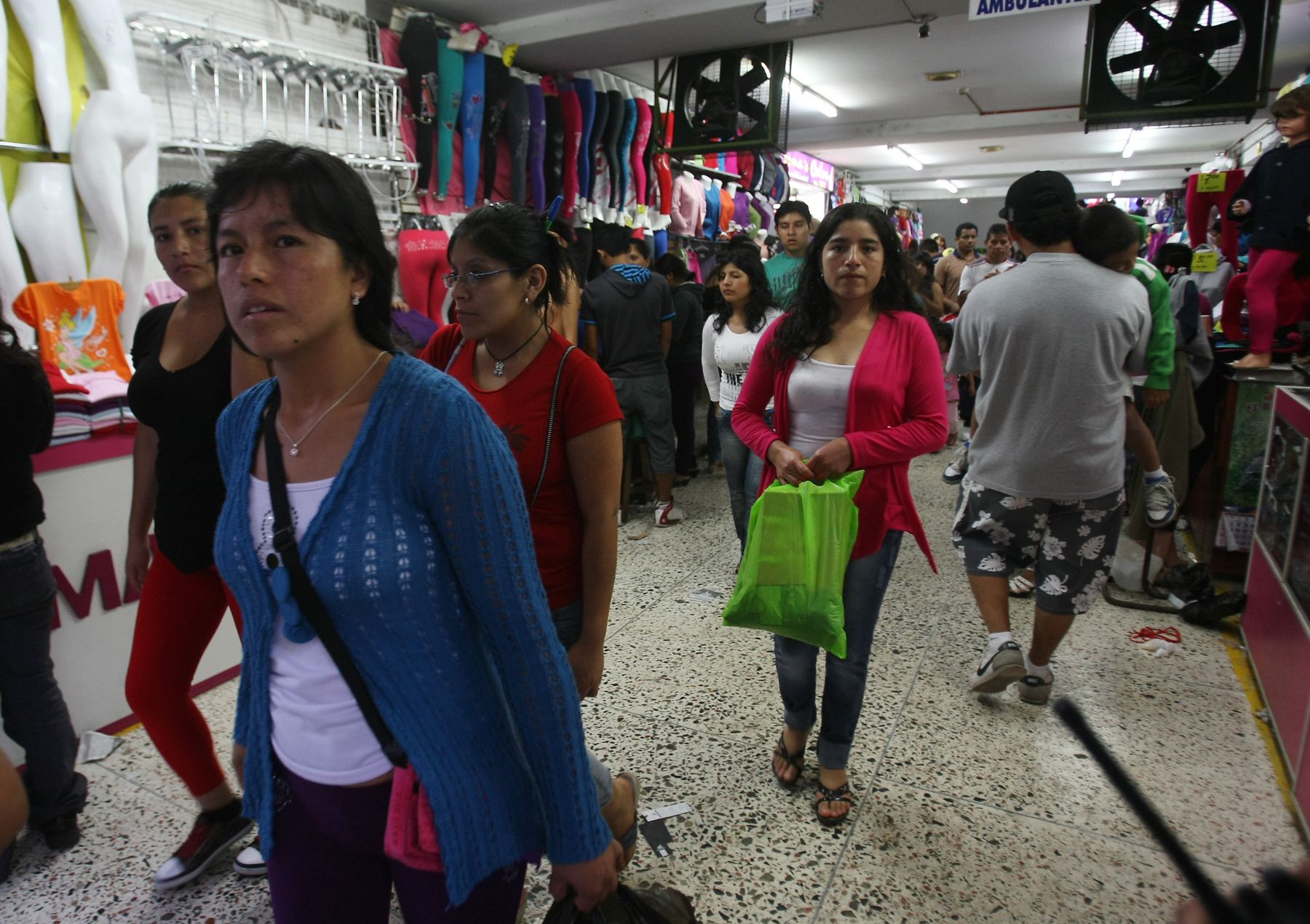 Blusas desde S . 10.00 se ofertan en Gamarra por el D a de la