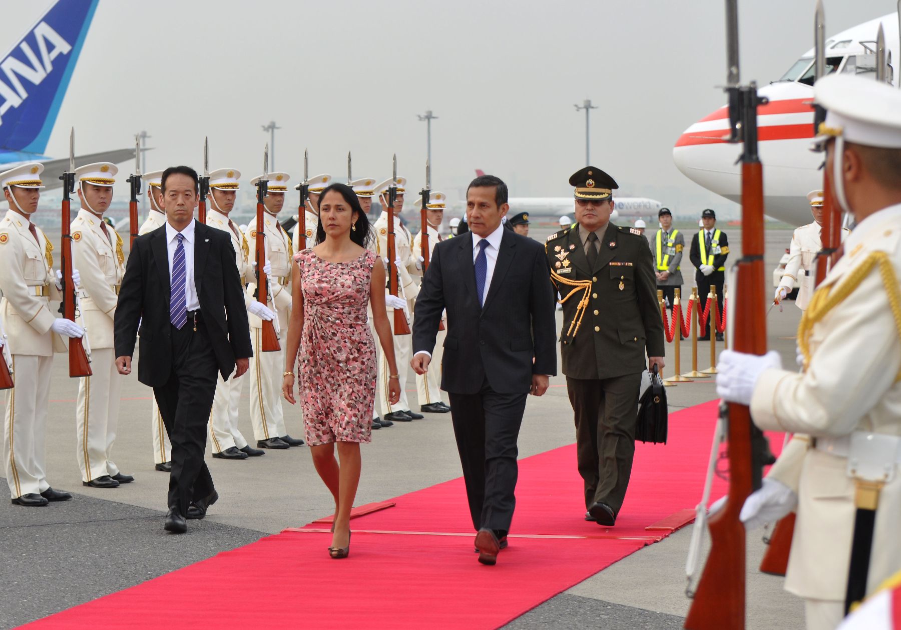 El presidente de la República,  Ollanta Humala y su comitiva oficial llegán al aeropuerto internacional de Tokio, Japón. Foto: ANDINA/Prensa Presidencia