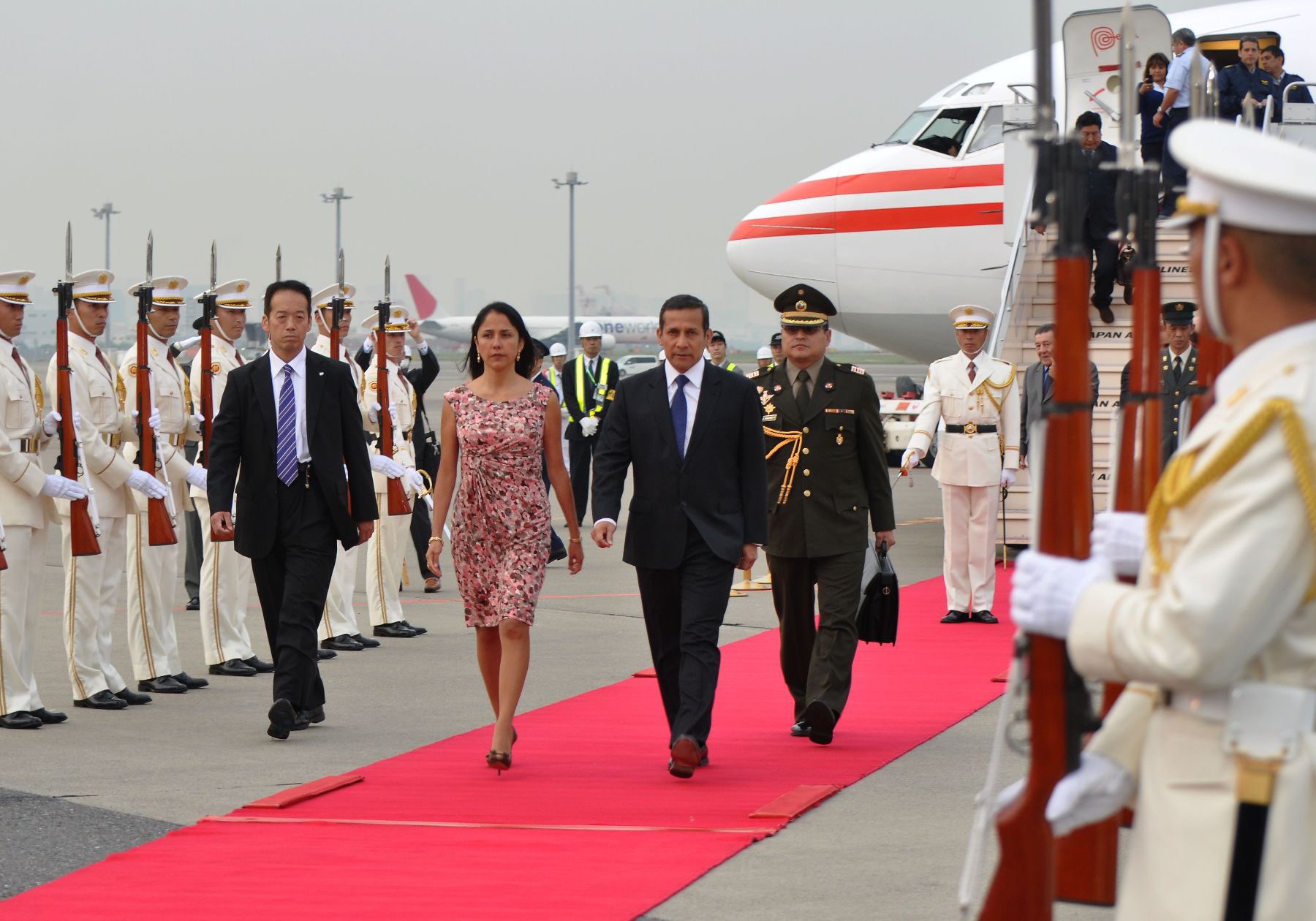 El presidente de la República,  Ollanta Humala y su comitiva oficial llegán al aeropuerto internacional de Tokio, Japón. Foto: ANDINA/Prensa Presidencia