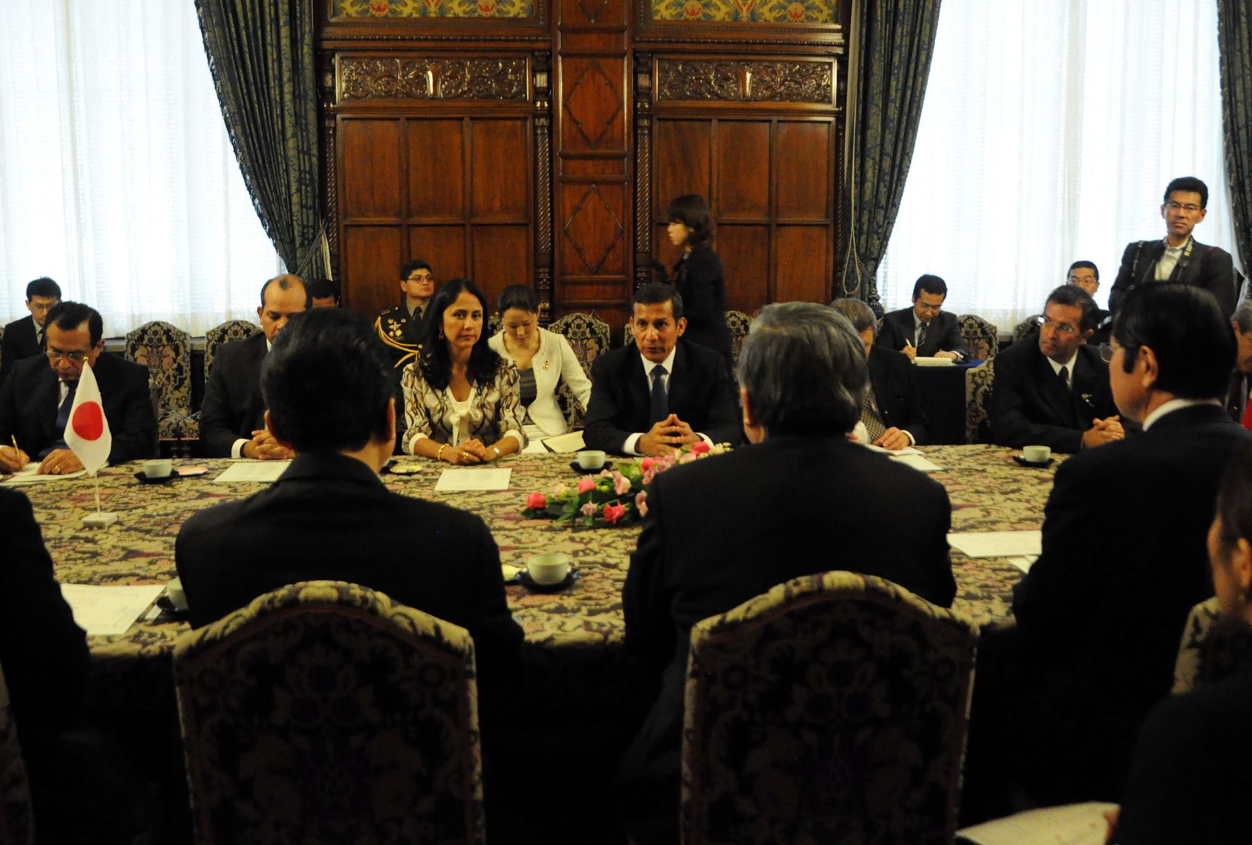 Presidente de la Republica Ollanta Humala Tasso y  comitiva oficial, es recibido  por el presidente de la Cámara Baja de la Dieta, el diputado Takahiro Yokomichi. Foto Andina/Prensa Presidencia