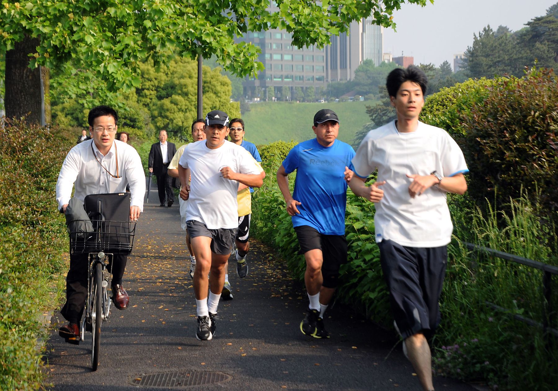 Presidente de la República, Ollanta Humala, en su tercer día de trabajo en Japón, inició sus actividades trotando en los alrededores del Palacio Imperial.
Foto: ANDINA/Prensa Presidencia