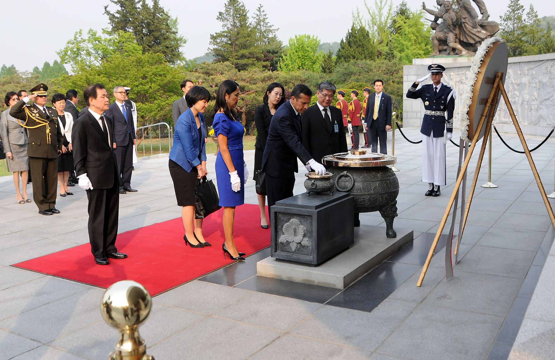 El presidente Ollanta Humala rindió un homenaje a los mártires de la Guerra de Corea, en el Memorial Tower del Cementerio Nacional de Corea del Sur. Foto: ANDINA/Prensa Presidencia.