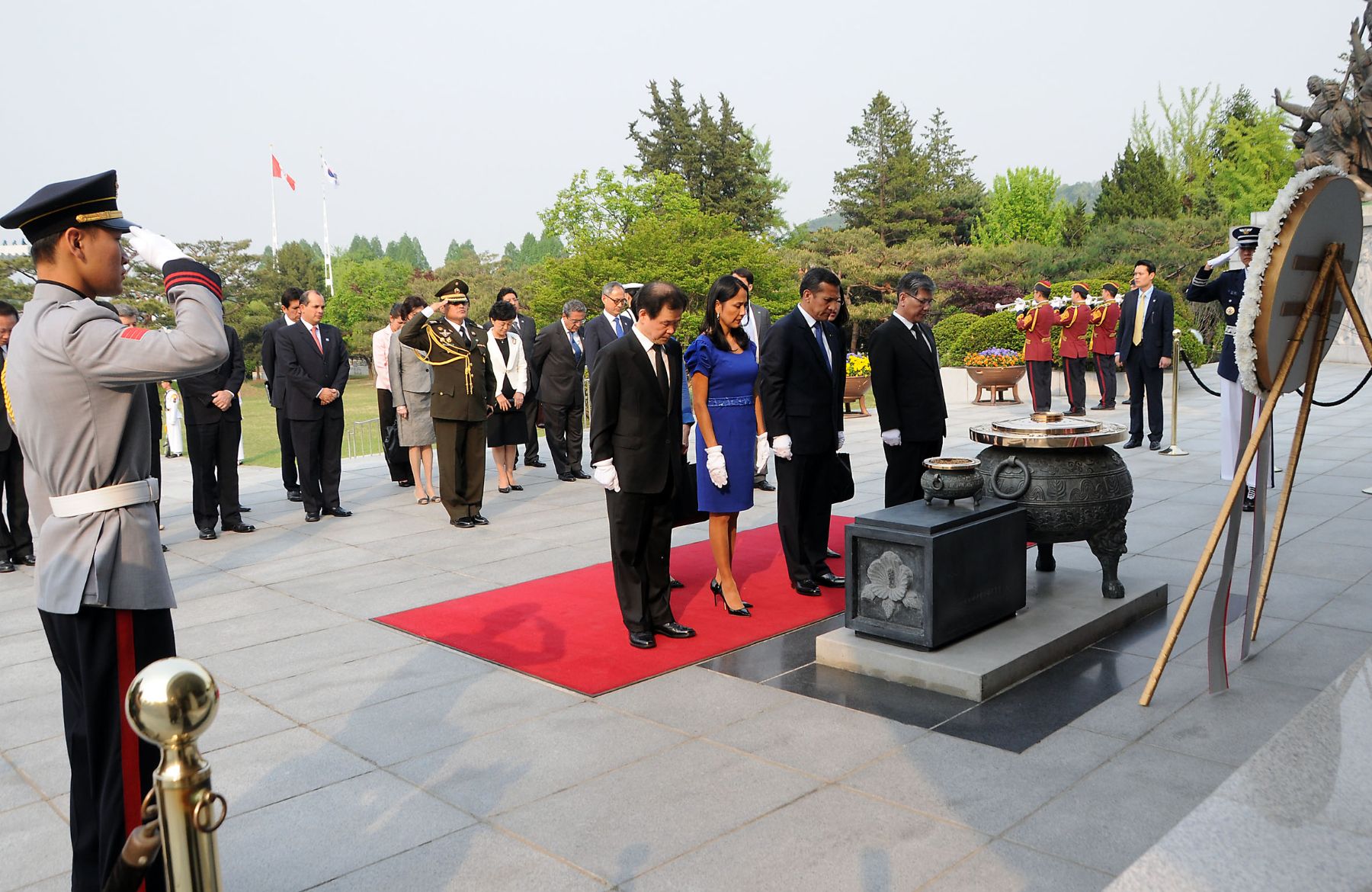 El presidente Ollanta Humala rindió un homenaje a los mártires de la Guerra de Corea, en el Memorial Tower del Cementerio Nacional de Corea del Sur.

Foto: ANDINA/Prensa Presidencia