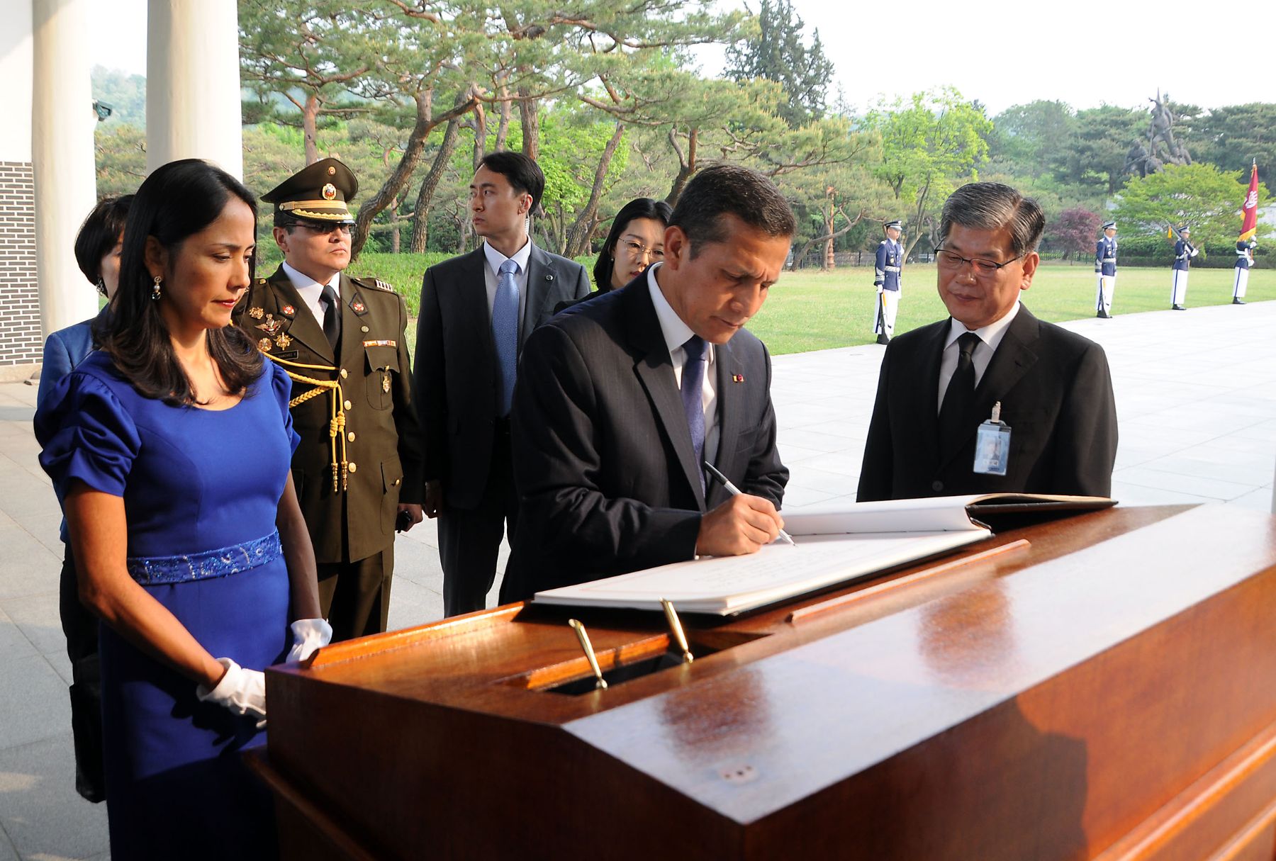 El presidente Ollanta Humala rindió un homenaje a los mártires de la Guerra de Corea, en el Memorial Tower del Cementerio Nacional de Corea del Sur.

Foto: ANDINA/Prensa Presidencia