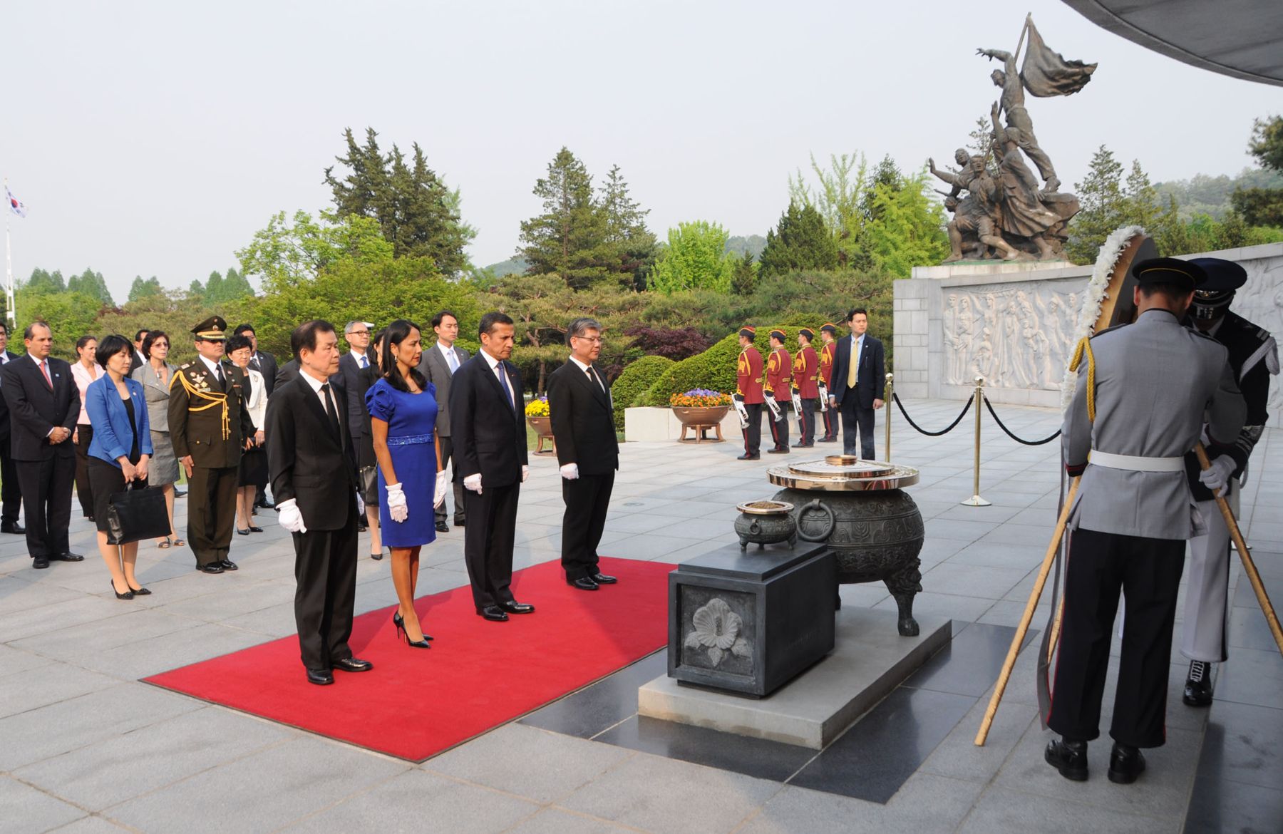 El presidente Ollanta Humala rindió un homenaje a los mártires de la Guerra de Corea, en el Memorial Tower del Cementerio Nacional de Corea del Sur. Foto: ANDINA/Prensa Presidencia.
