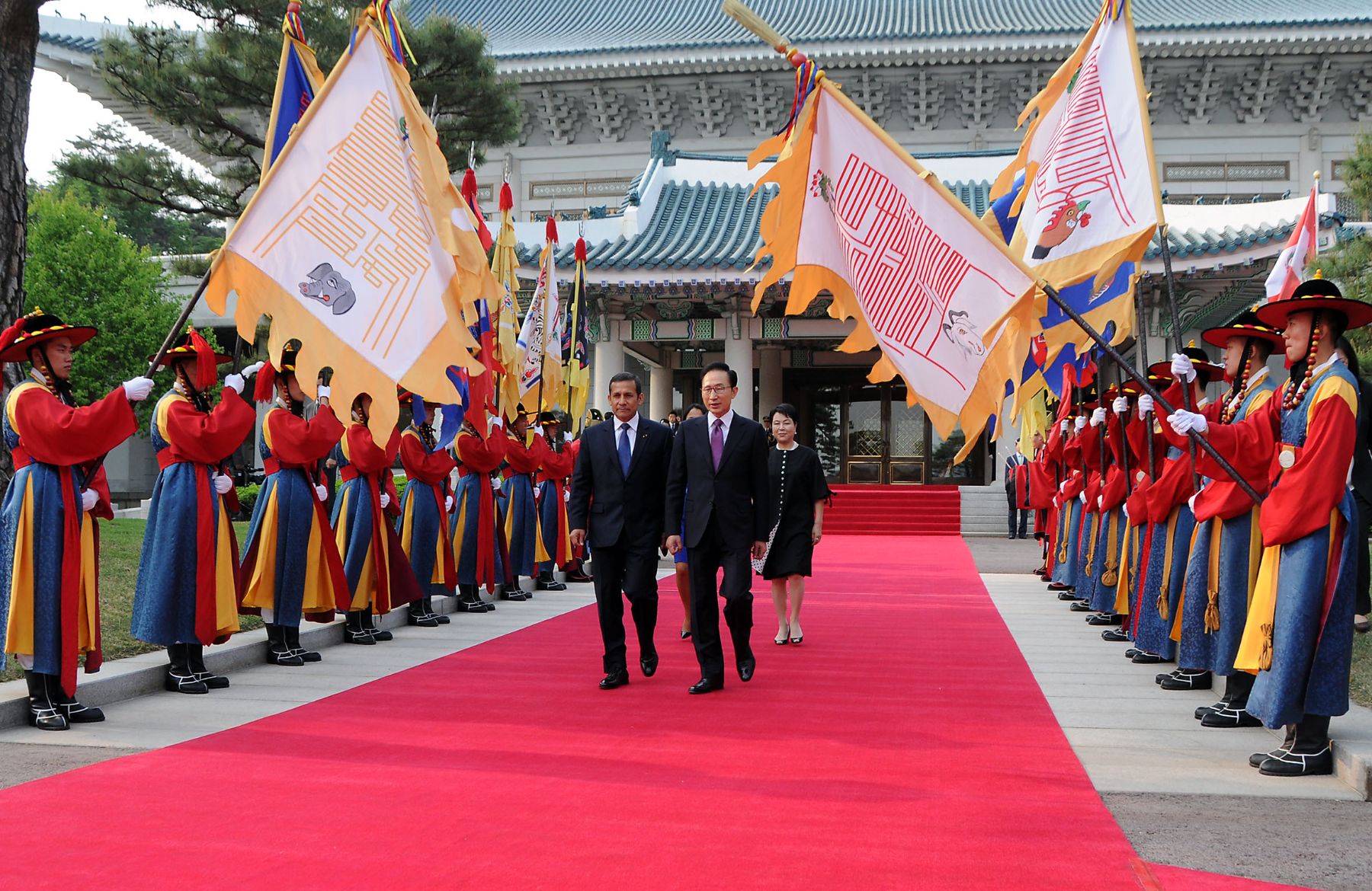 Presidente Ollanta Humala es recibido por su homólogo de Corea del Sur, Lee Myung-bak en la Casa Azul, sede del gobierno surcoreano. Foto Andina/Prensa Presidencia.