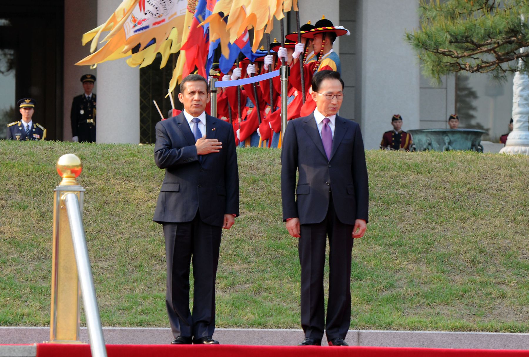 Presidente Ollanta Humala es recibido por su homólogo de Corea del Sur, Lee Myung-bak en la Casa Azul, sede del gobierno surcoreano. Foto Andina/Prensa Presidencia.