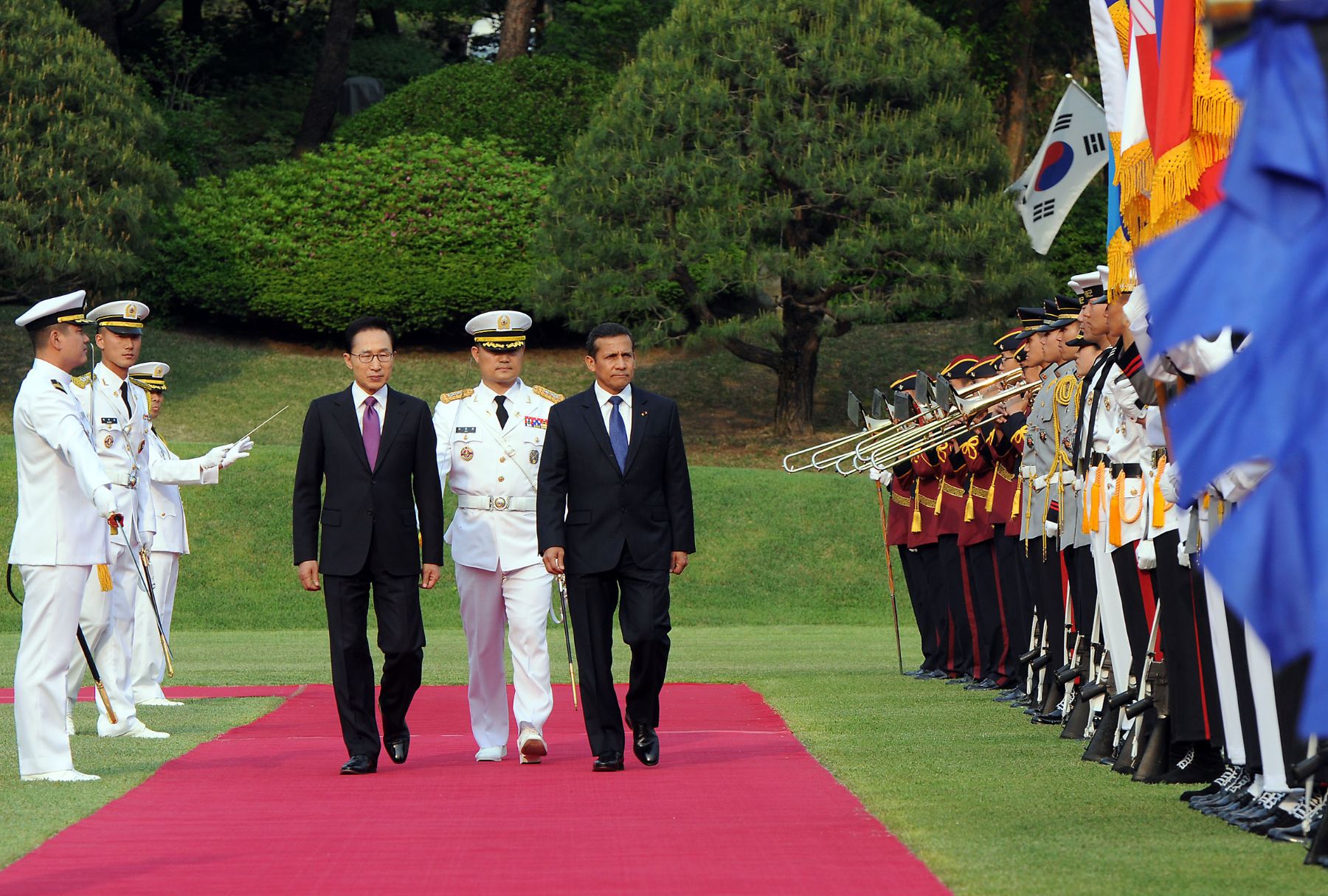 Presidente Ollanta Humala es recibido por su homólogo de Corea del Sur, Lee Myung-bak en la Casa Azul, sede del gobierno surcoreano. Foto Andina/Prensa Presidencia.