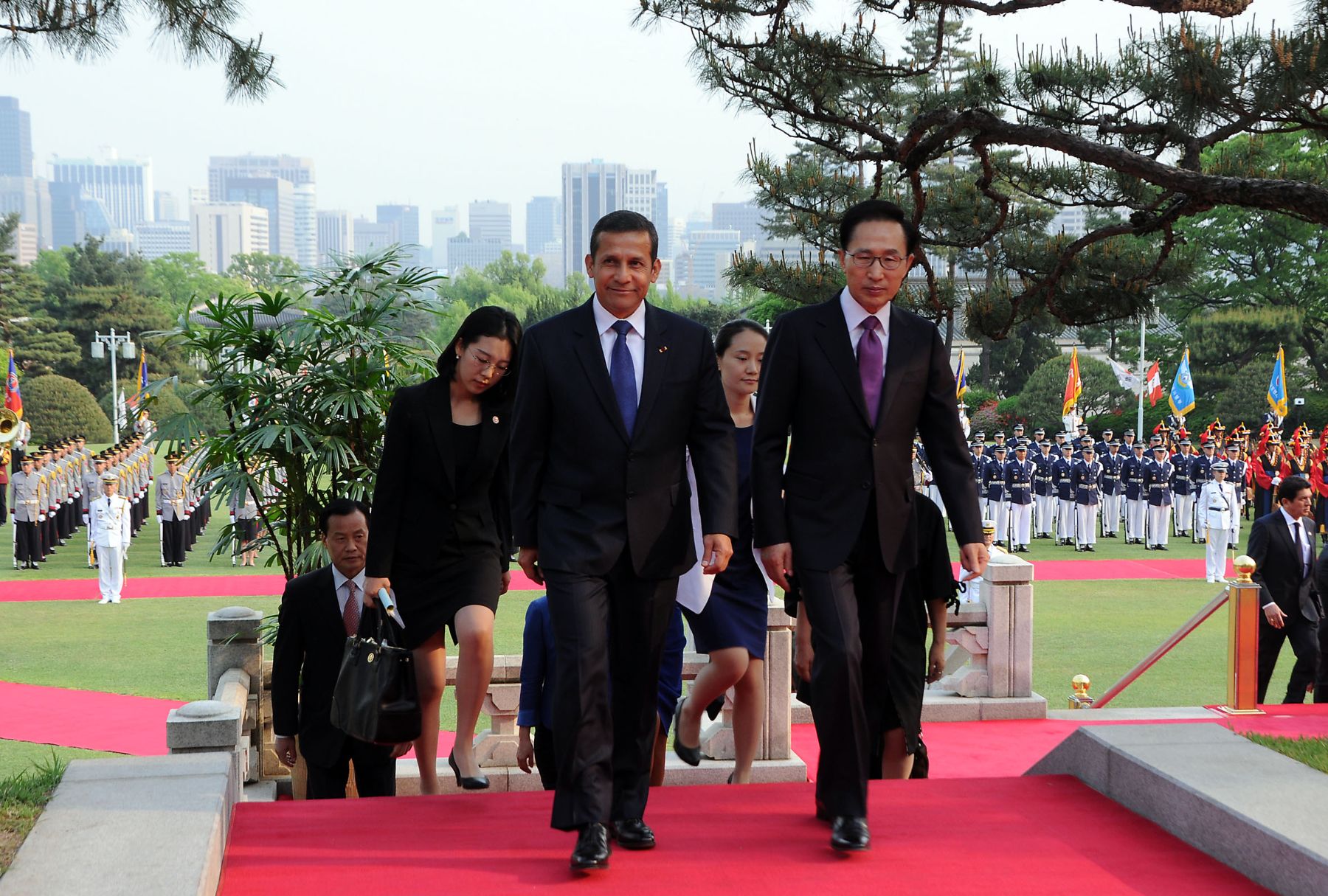 Presidente Ollanta Humala es recibido por su homólogo de Corea del Sur, Lee Myung-bak en la Casa Azul, sede del gobierno surcoreano. Foto Andina/Prensa Presidencia.