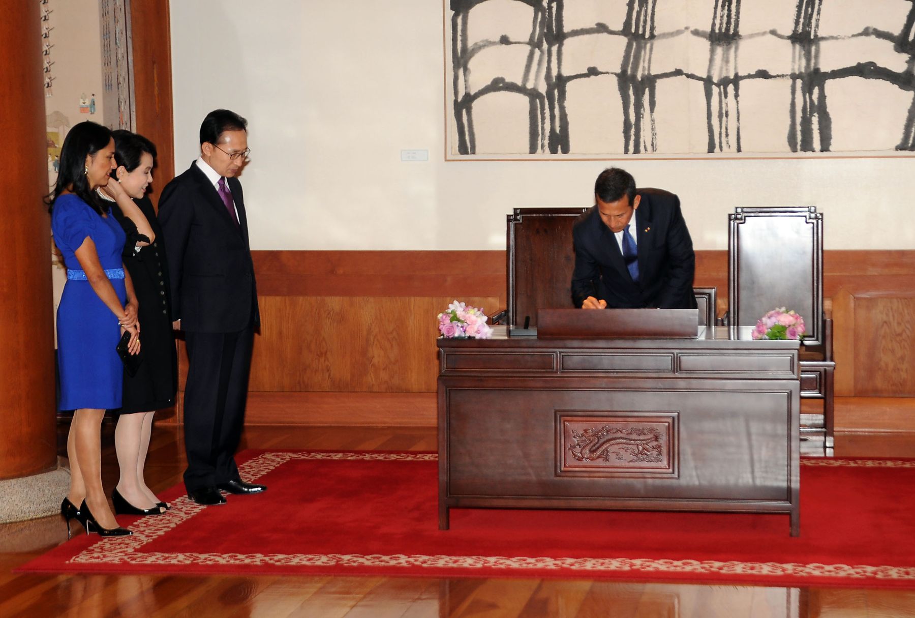Presidente Ollanta Humala y su homólogo de Corea del Sur, Lee Myung-bak, en la Casa Azul, residencia presidencial surcoreana. Foto Andina/Prensa Presidencia.