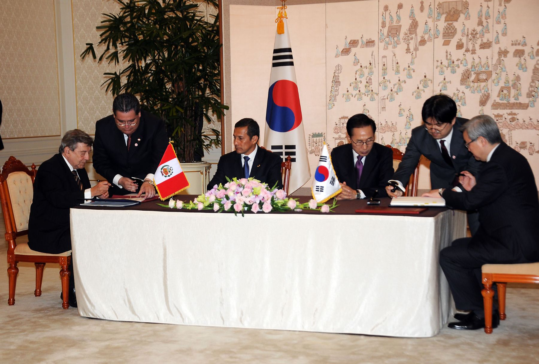 Presidente Ollanta Humala y su homólogo de Corea del Sur, Lee Myung-bak, en suscripción de convenios de cooperación, en la residencia presidencial surcoreana. Foto: ANDINA/ Prensa Presidencia.