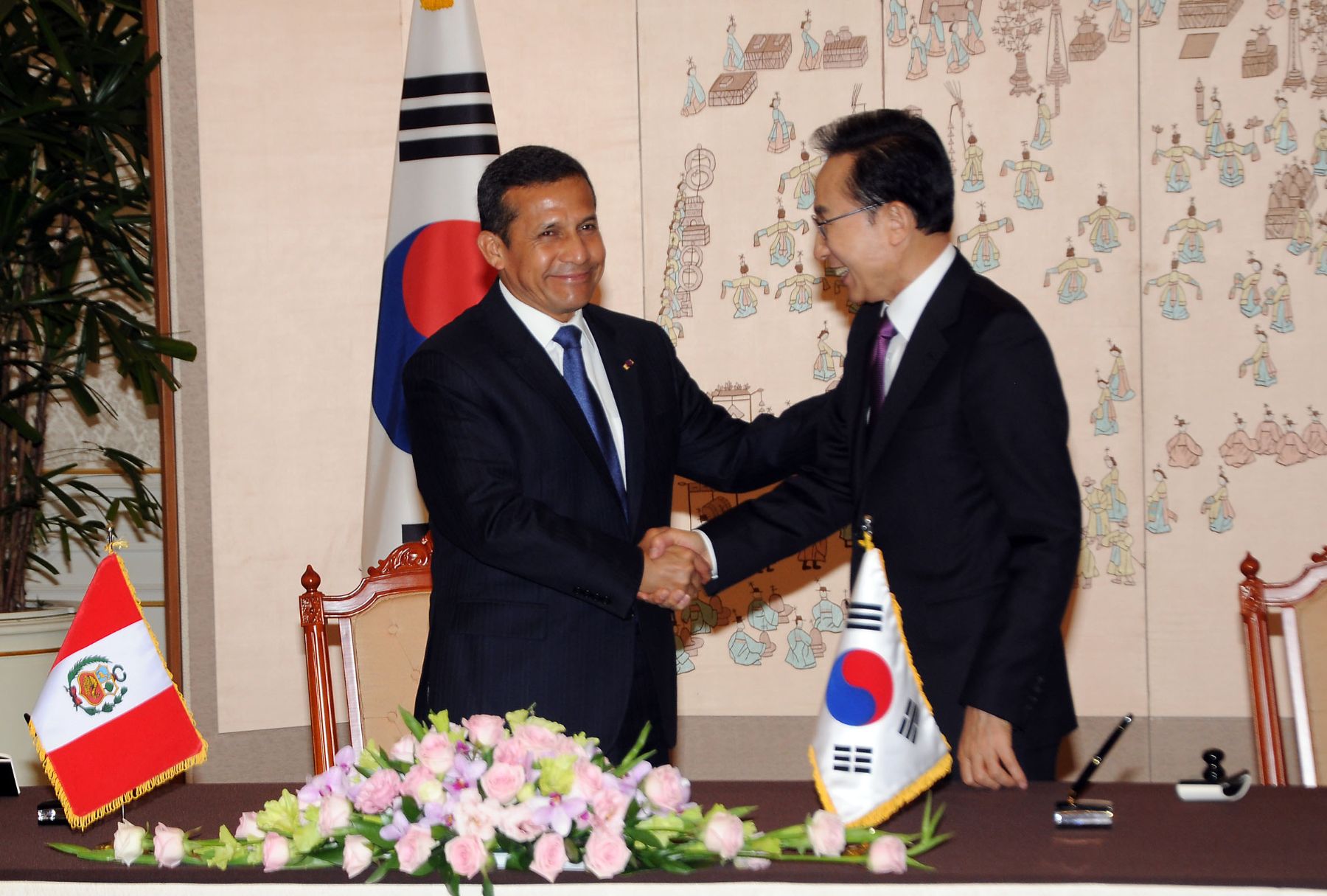 Presidente Ollanta Humala saluda a su homólogo de Corea del Sur, Lee Myung-bak, en la residencia presidencial surcoreana. Foto ANDINA/ Prensa Presidencia.