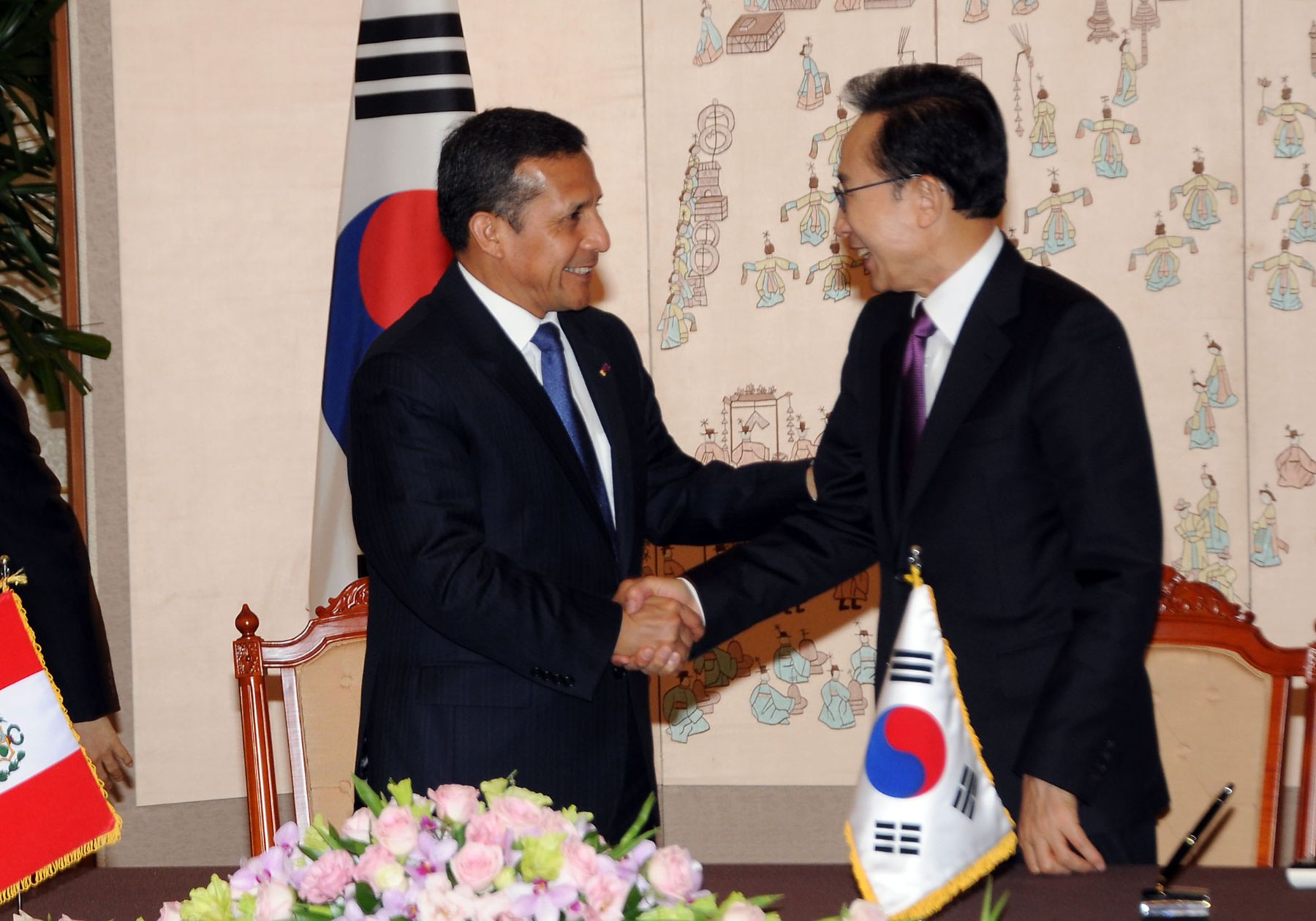Presidente Ollanta Humala saluda a su homólogo de Corea del Sur,  Lee Myung-bak, en la residencia presidencial surcoreana.
Foto Andina/ Prensa Presidencia.