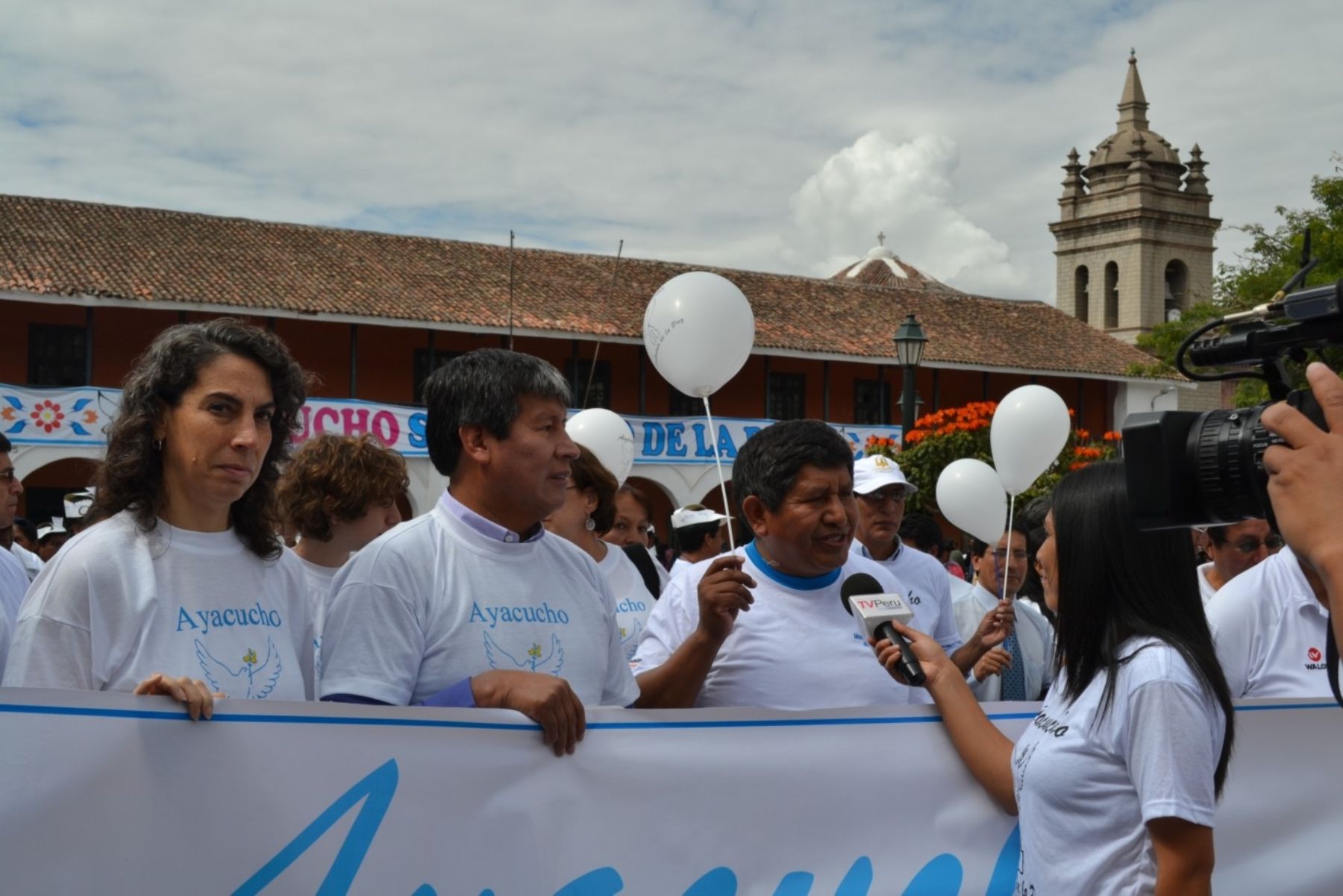 Ministra de Desarrollo e Inclusión Social, Carolina Trivelli, participó en marcha por la paz y por el desarrollo en Ayacucho. FOTO: Municipalidad de Huamanga.