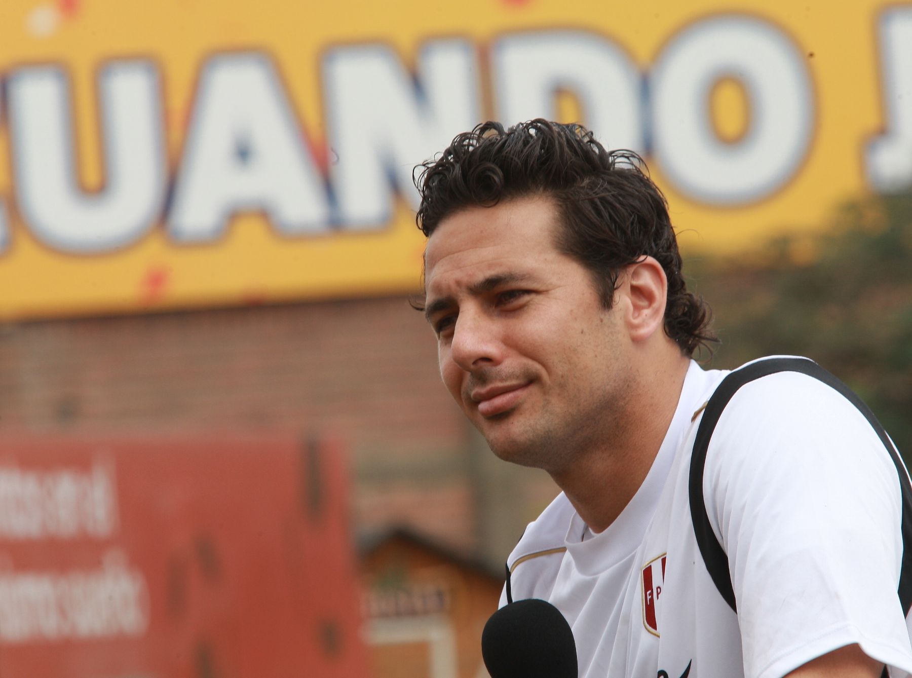 Jugador de la seleción peruana de fútbol,  Claudio Pizarro, declara a la prensa luego de entrenamiento de esta mañana.
Foto: ANDINA/Norman Córdova