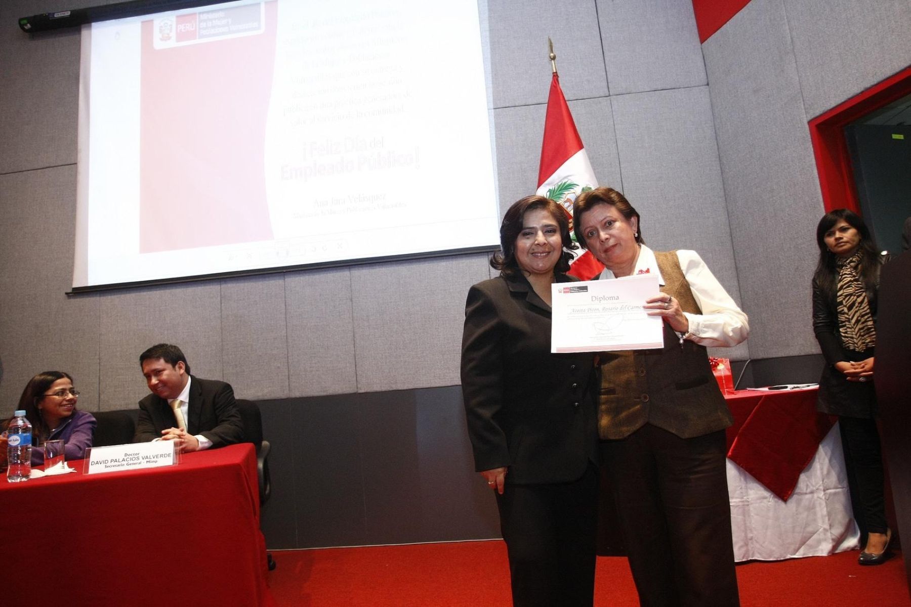 Ministra de la Mujer reconoció labor de servidores públicos | Noticias |  Agencia Peruana de Noticias Andina