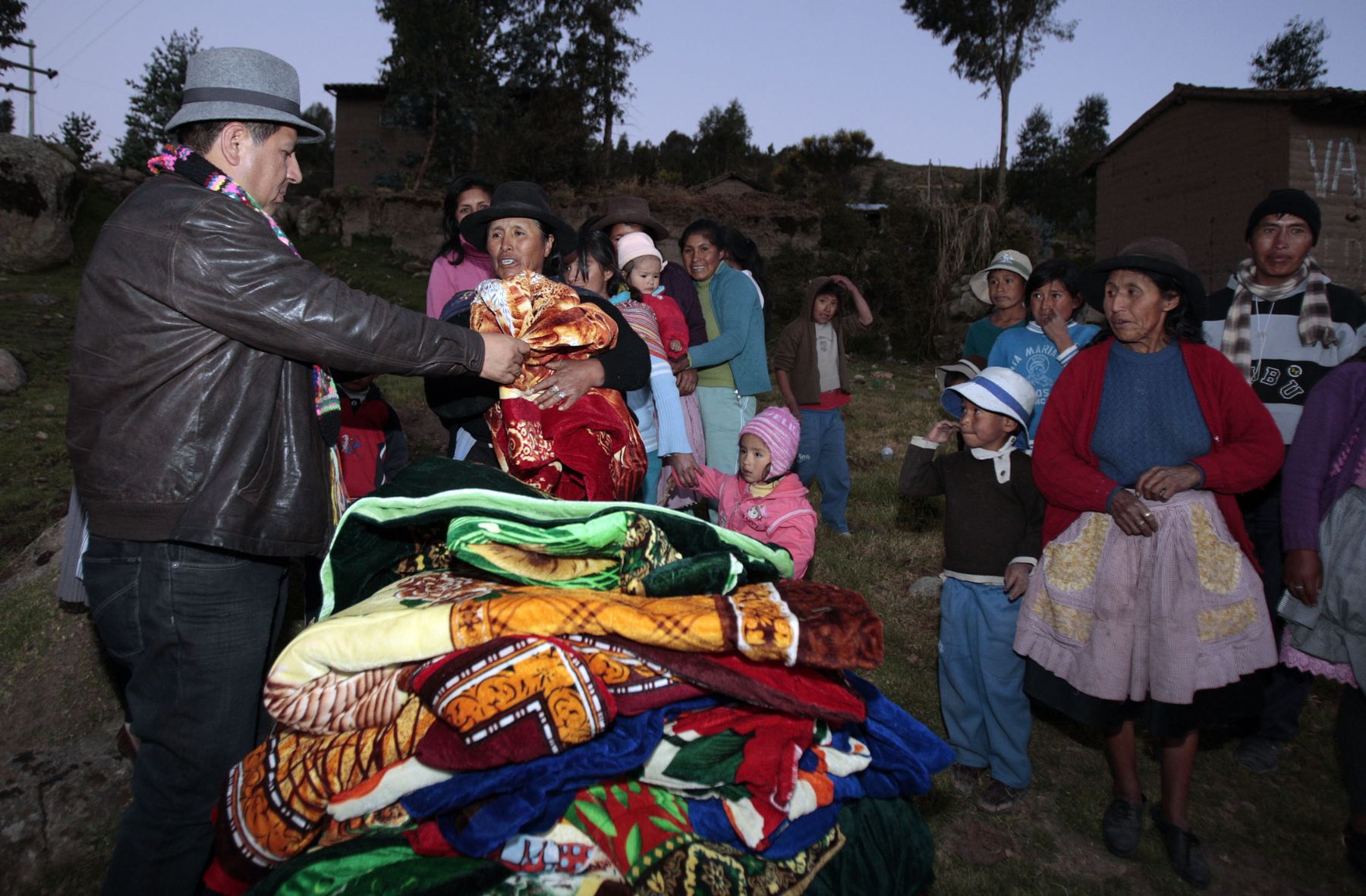 Gobierno regional entregó ropa de abrigo en zonas altas de Huancavelica. Foto: ANDINA/Jack Ramón.