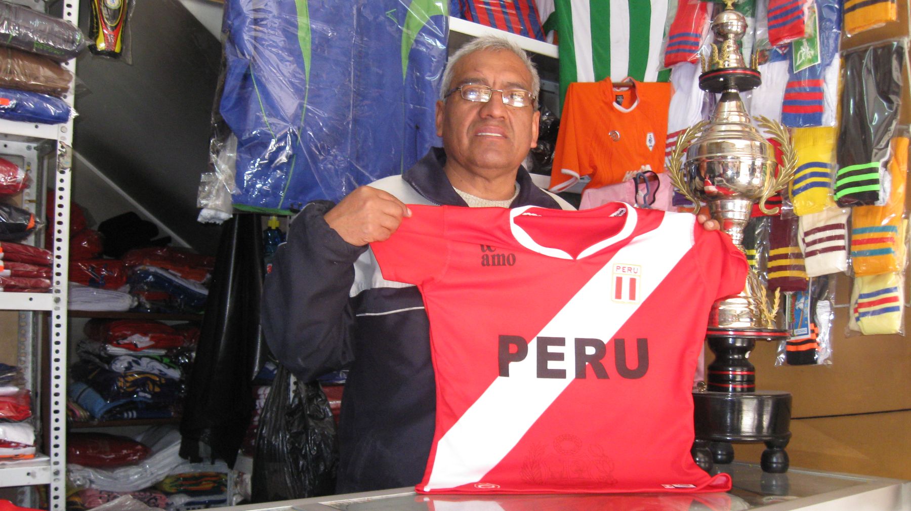 Venta de camisetas de la selección peruana en tiendas aledañas al mercado Modelo de Huancayo. Foto: ANDINA/Pedro Tinoco.