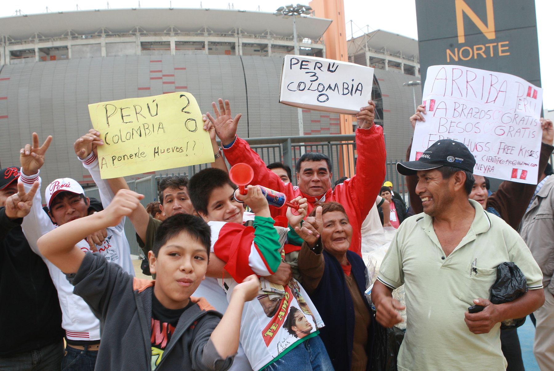 Hinchas peruanos en los alrededores del Estadio Nacional:  Foto: ANDINA/Norman Córdova