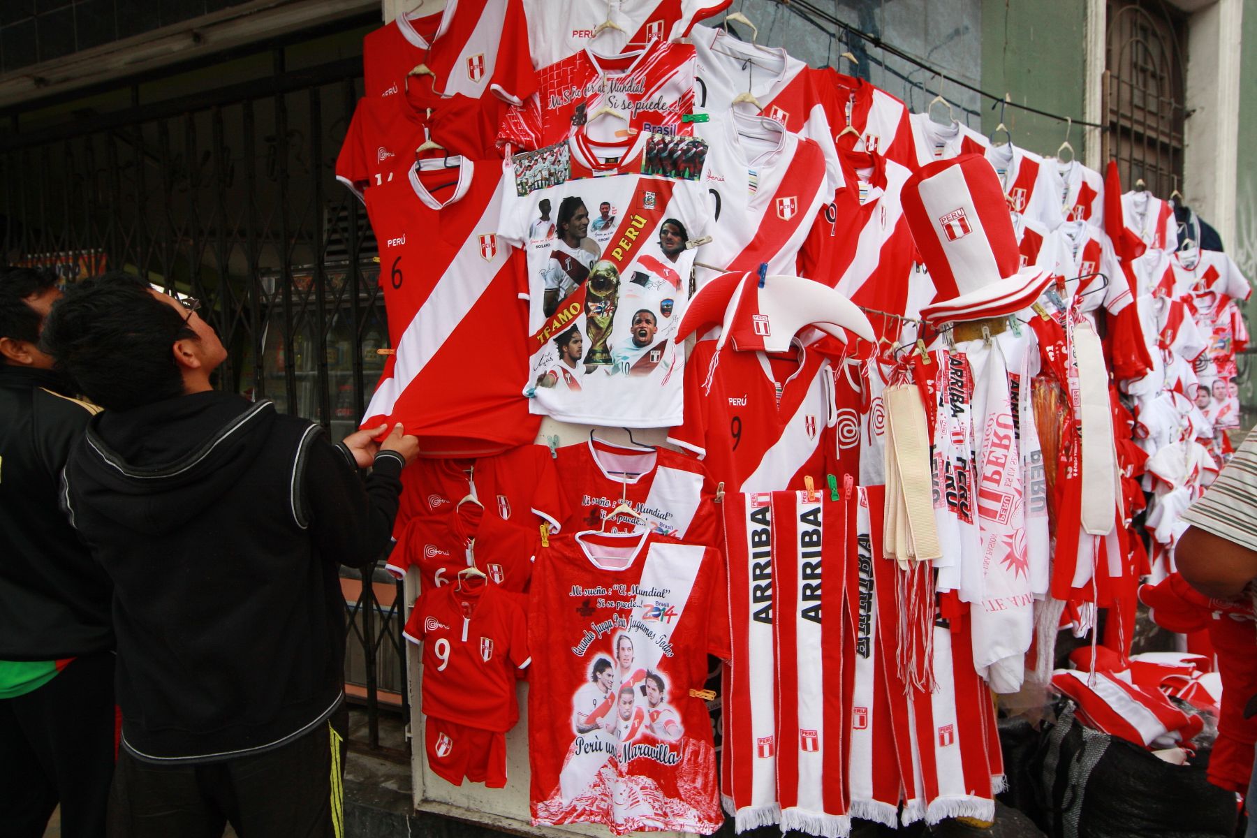 Venta de camisetas y souvenirs en los alrededores del Estadio Nacional  Foto: ANDINA/Norman Córdova