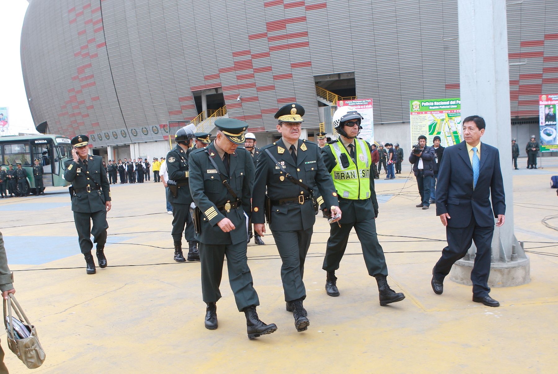 General de la Policia Nacional, Aldo Miranda, inspecciona la seguridad en el Estadio Nacional, previo el encuentro Perú-Colombia.  
Foto: ANDINA/Norman Córdova