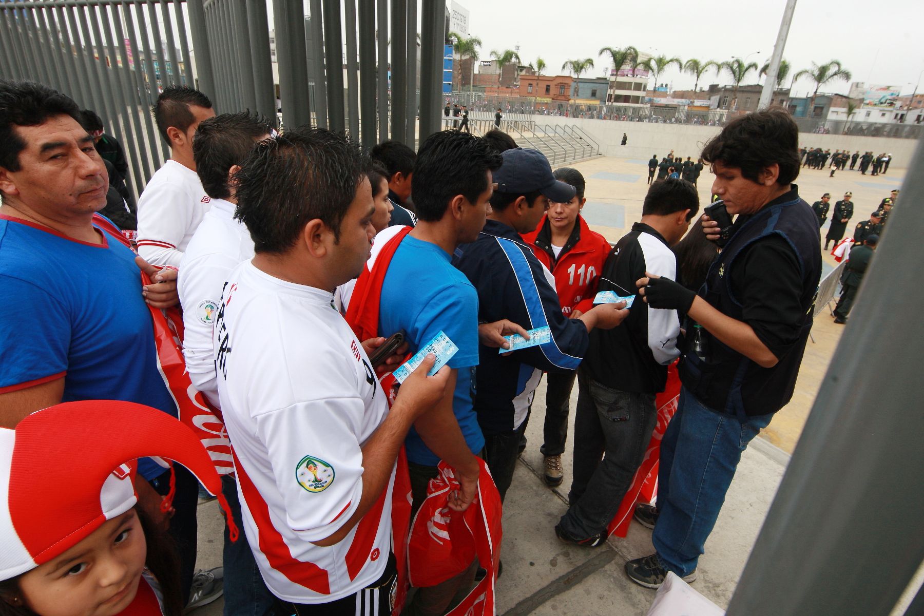 Desde las dos de la tarde cientos de hinchas ingresan al Estadio Nacional ansiosos por ver lo que será el encuentro entre Perú y Colombia.

Foto: ANDINA/Norman Córdova