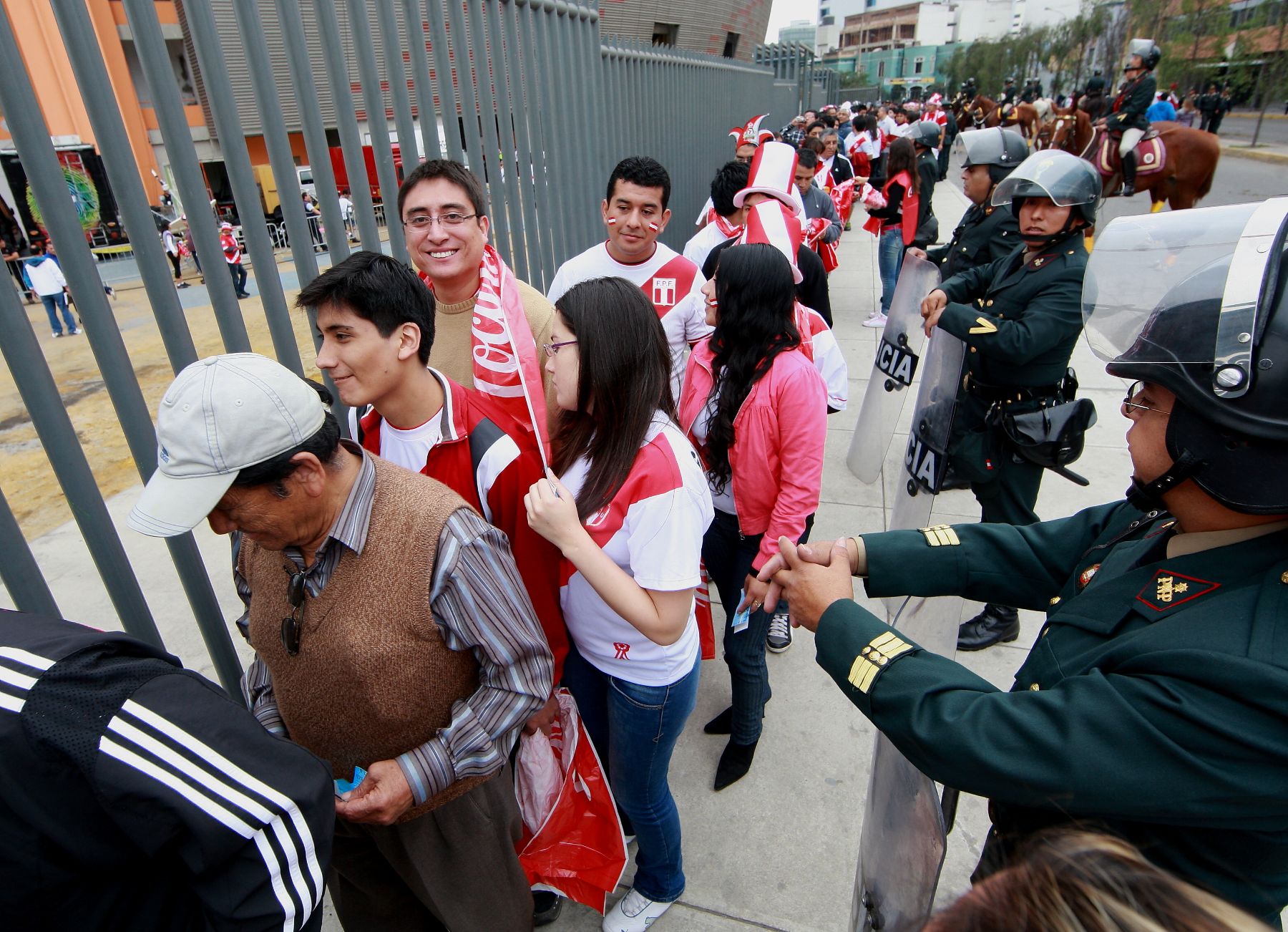 Desde las dos de la tarde cientos de hinchas ingresan al Estadio Nacional ansiosos por ver lo que será el encuentro entre Perú y Colombia.

Foto: ANDINA/Norman Córdova