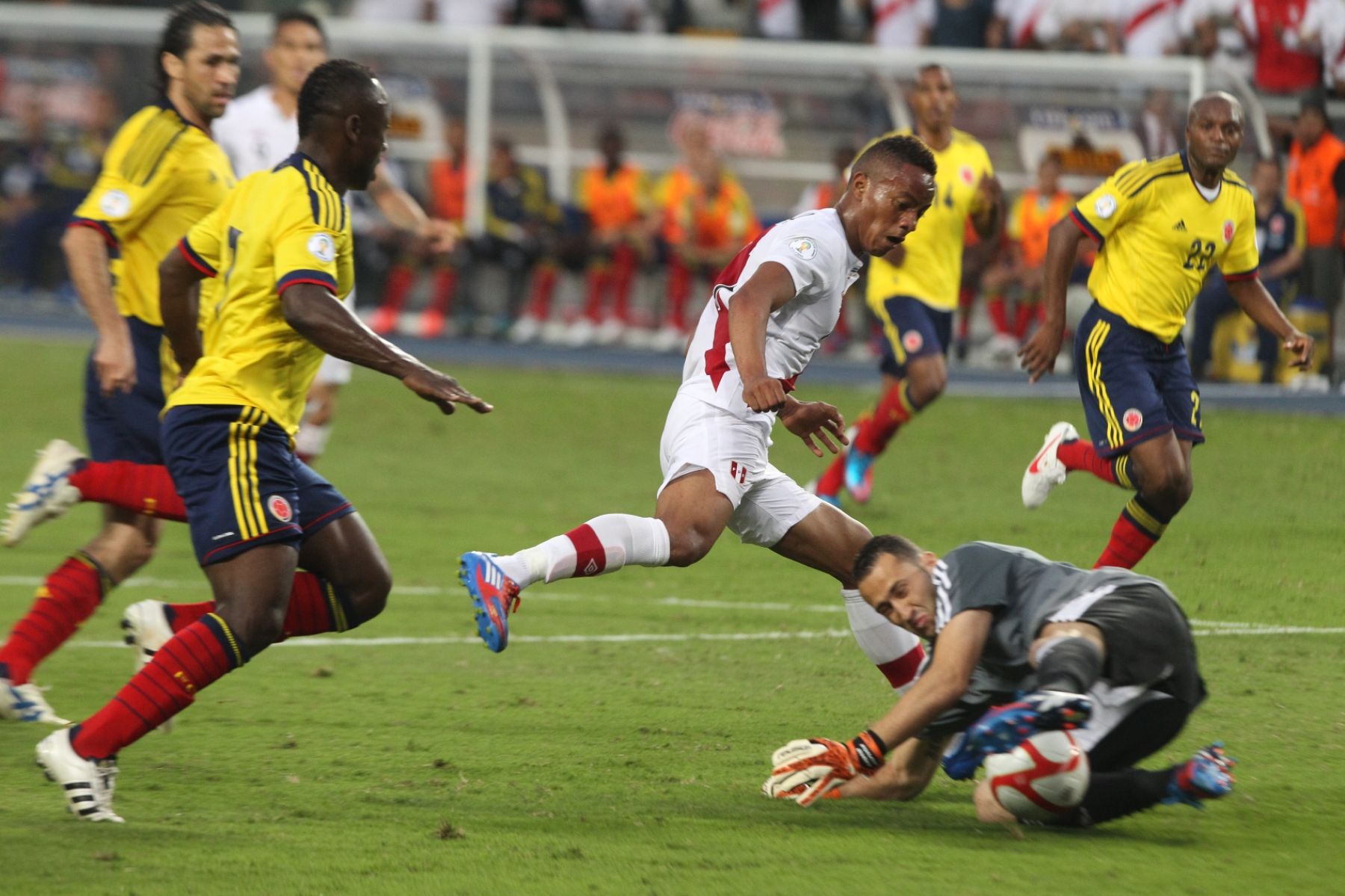 Partido entre las selecciones de Perú y Colombia, jugado esta tarde por las clasificatorias al mundial Brasil 2014, en el Estadio Nacional en Lima.
 Foto: ANDINA/Juan Carlos Guzman
