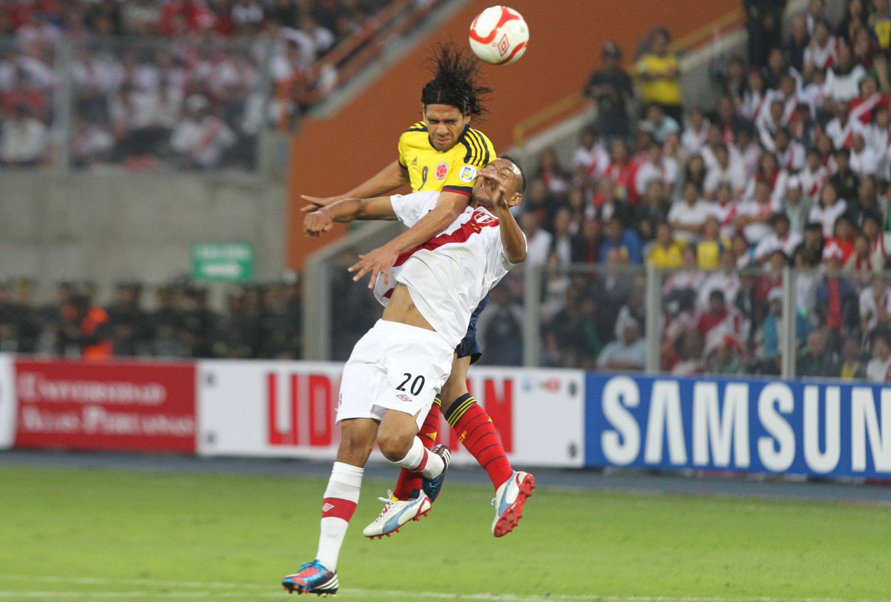 Partido entre las selecciones de Perú y Colombia, jugado esta tarde por las clasificatorias al mundial Brasil 2014, en el Estadio Nacional en Lima.  Foto: ANDINA/Juan Carlos Guzman