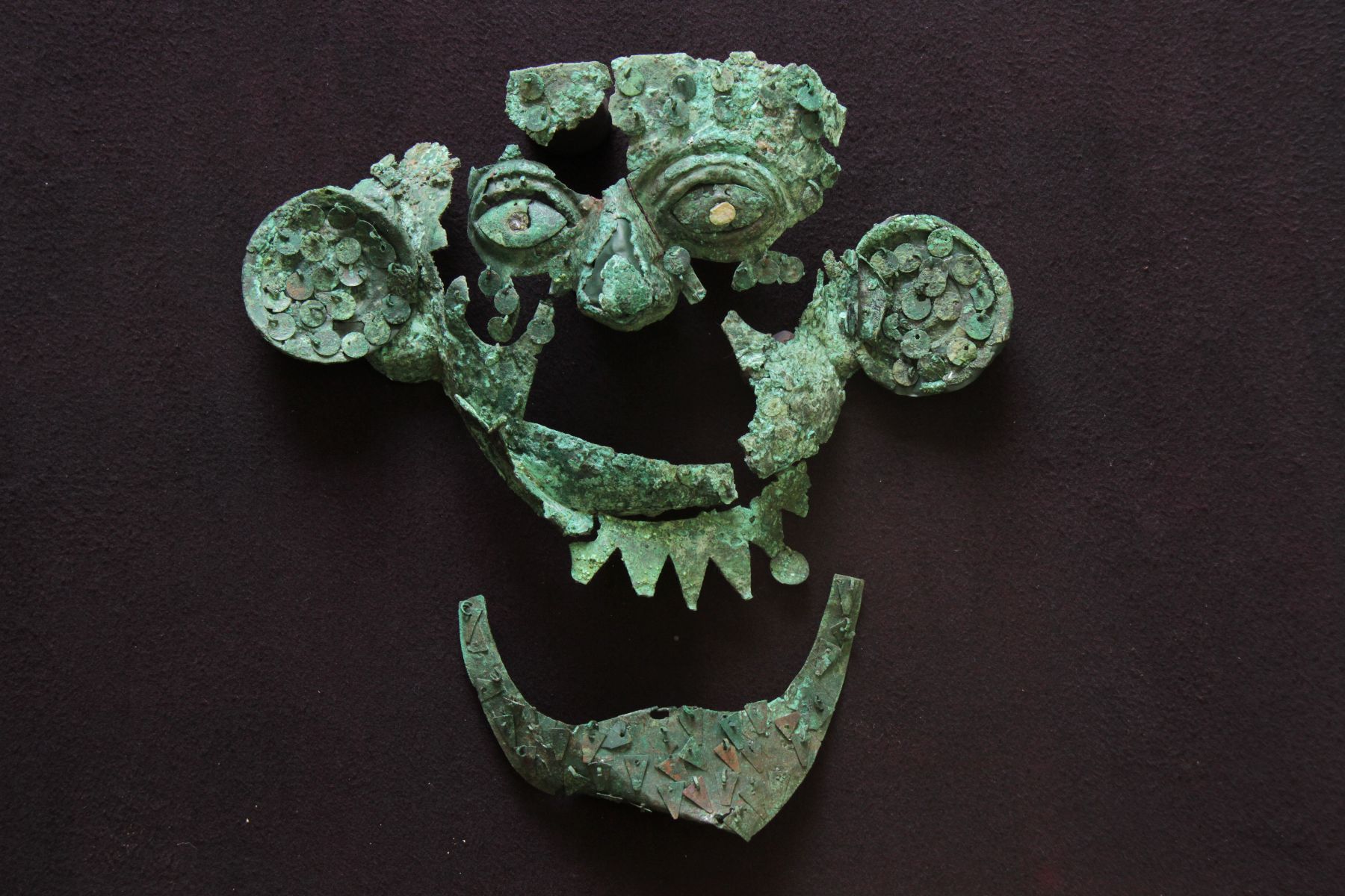 Máscara hallada en el contexto funerario Nº 16  del guerrero del pututo, en el complejo arqueológico de Sipán.