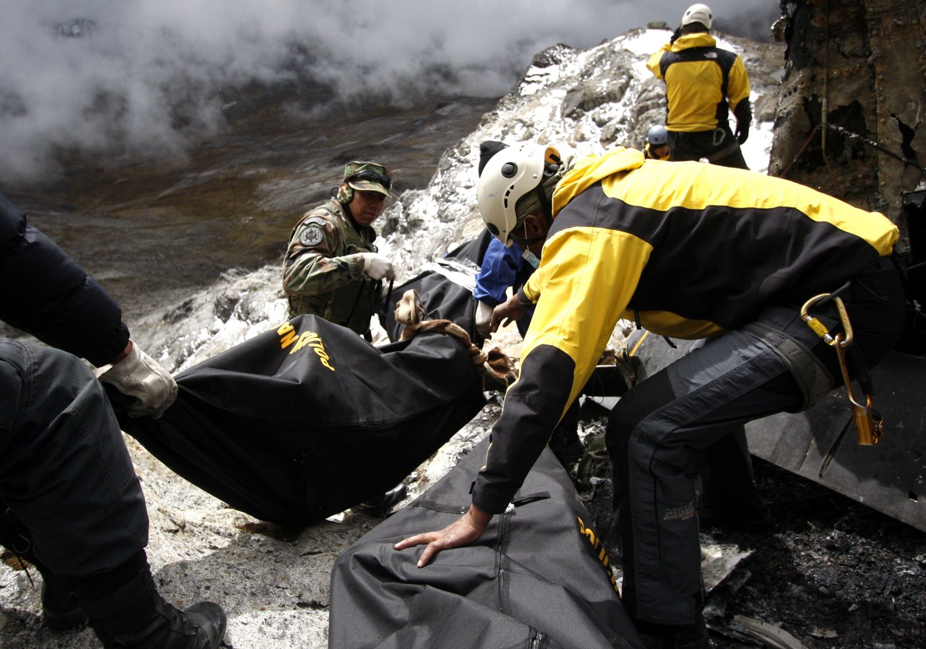 Rescate de víctimas de helicóptero siniestrado en montaña de Cusco. Foto: ANDINA/Percy hurtado.