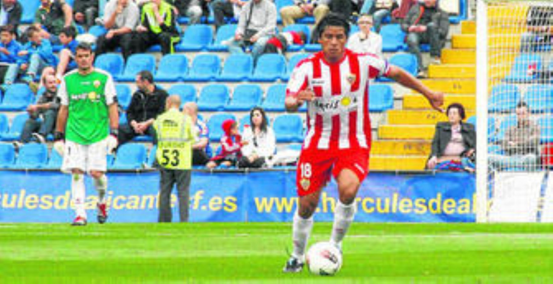 Santiago Acasiete con la camiseta y cinta de capitán del Almería. Foto: Elalmeria.es