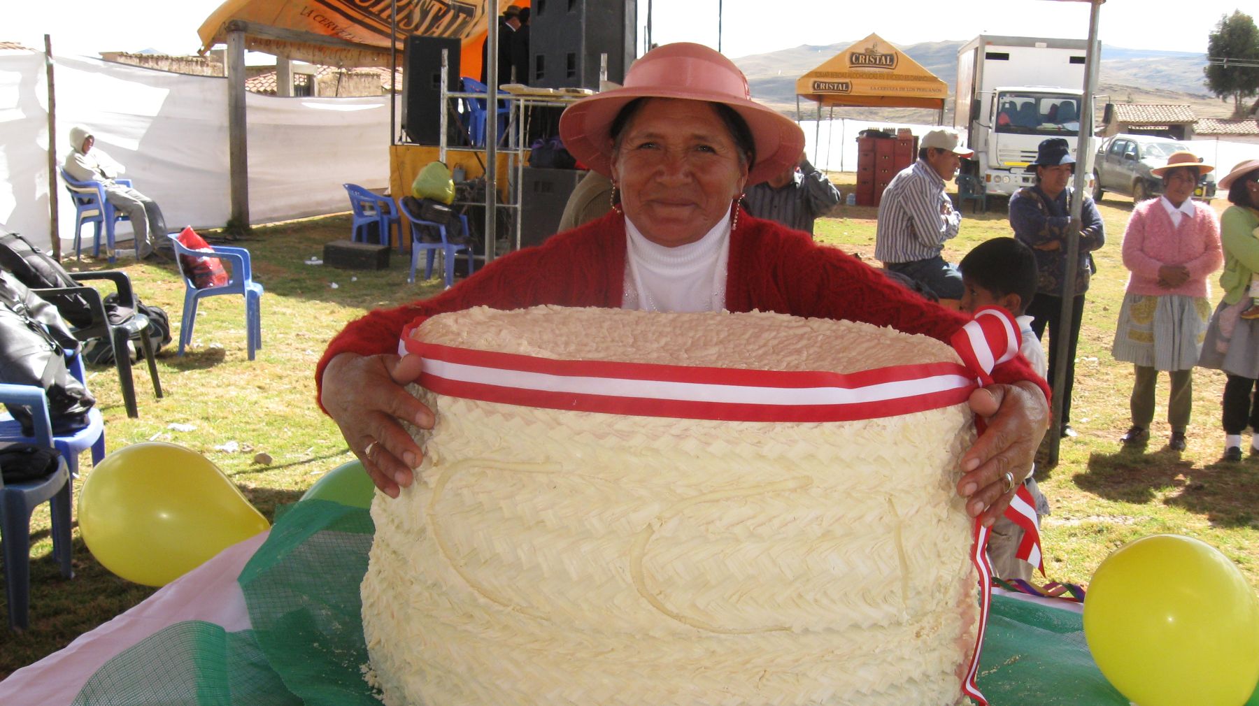 Queso de 150 kilos se convirtió hoy en la atracción de la Cuarta Expoferia Ganadera y Productos Lácteos 2012 en la provincia de Concepción (Junín). Foto: ANDINA/Pedro Tinoco.