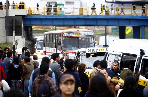 Trabajadores tendrán tolerancia de dos horads para ingresar a laborar. Foto: ANDINA/archivo.