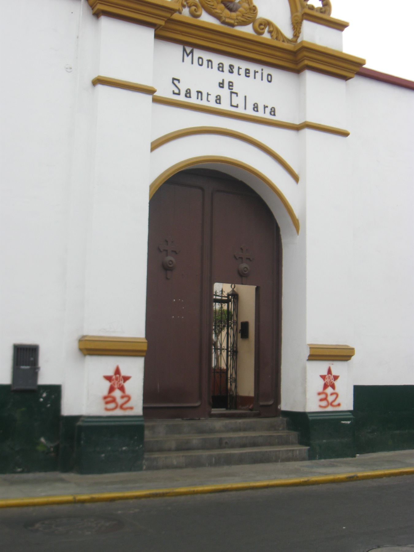 Desconocidos hicieron pintas en casonas y calles del Centro Histórico de Trujillo. Foto: DRC La Libertad.