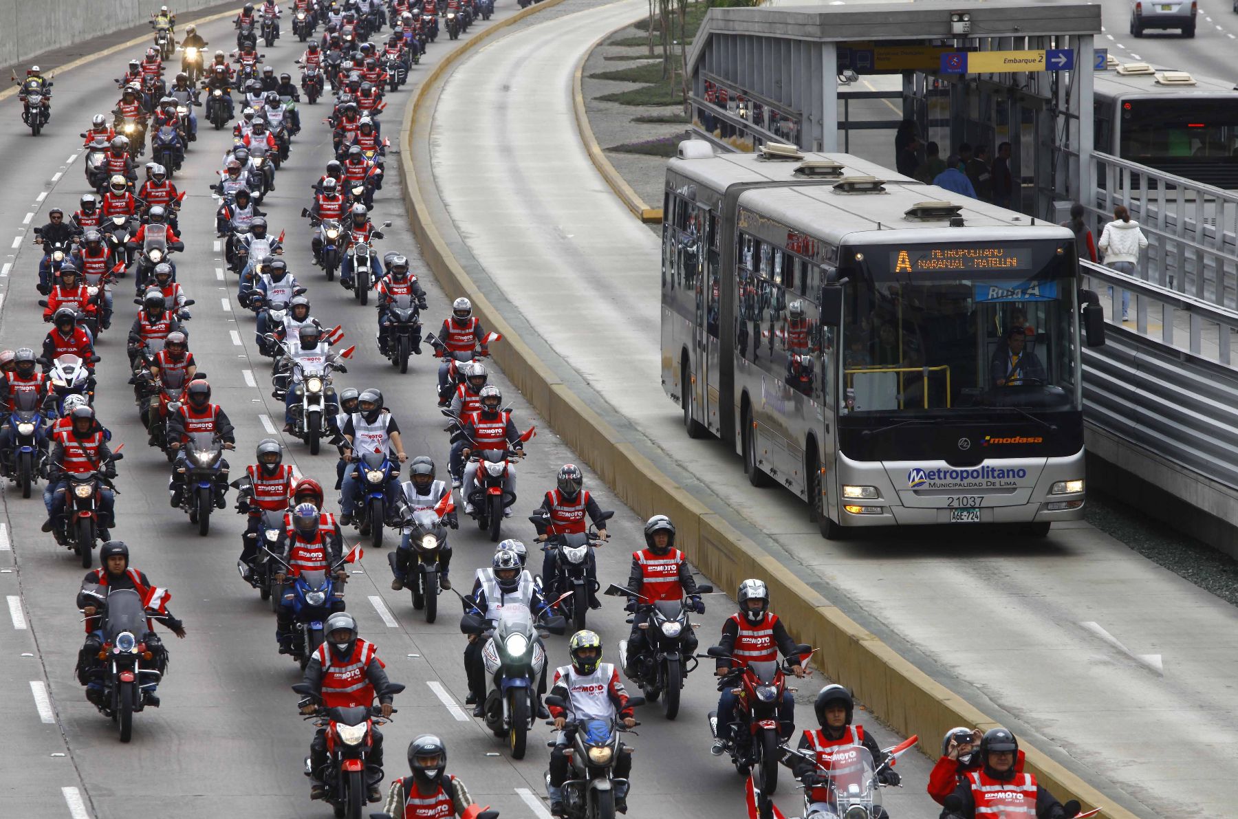 Cientos de motocicletas realizaron hoy caravana en Lima por