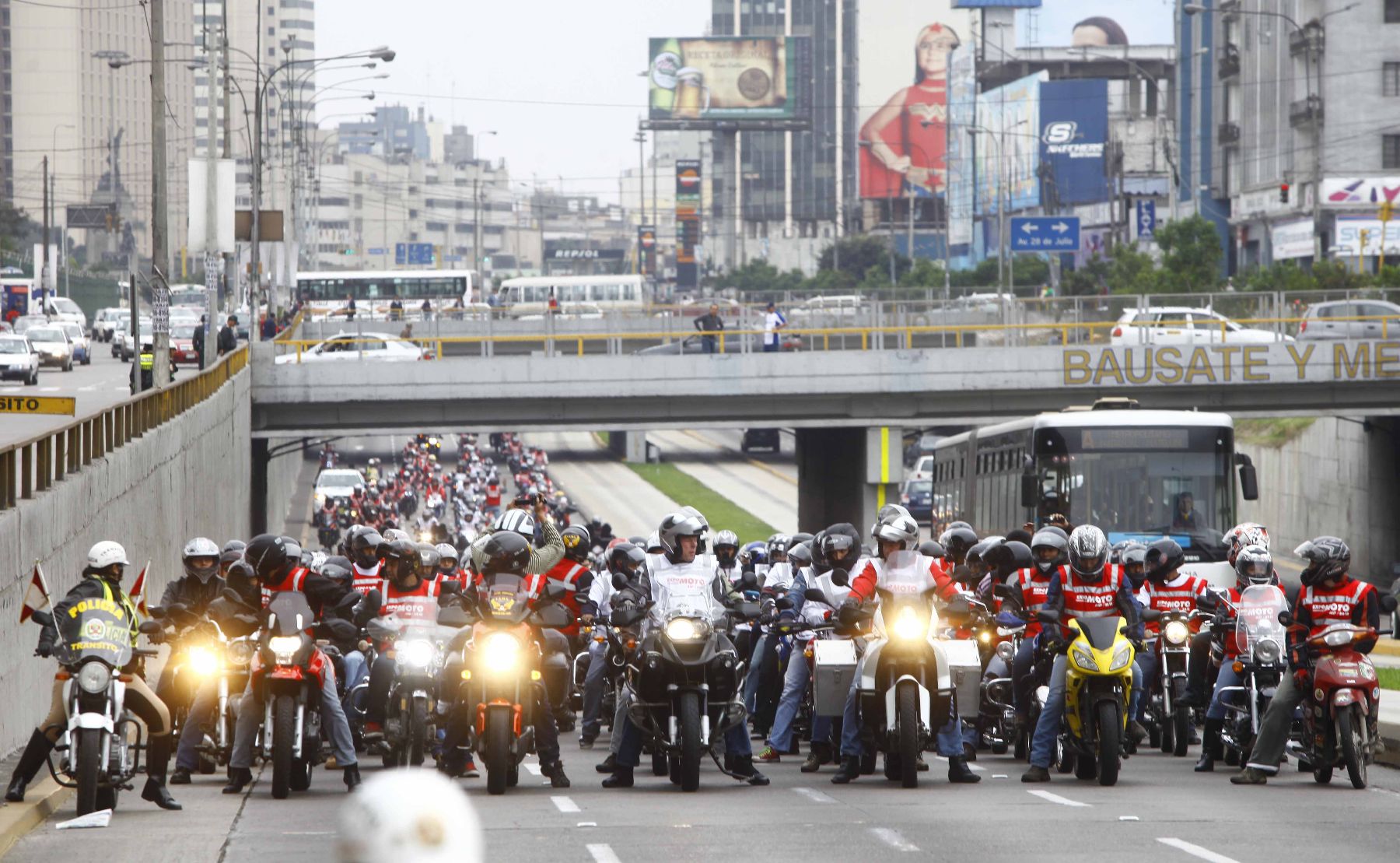 Cientos de motocicletas realizaron hoy caravana en Lima por