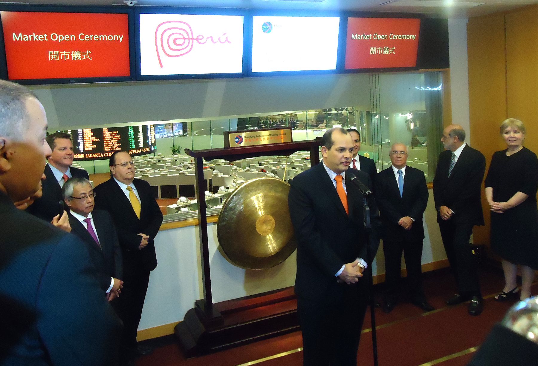 Ministro de Economía, Luis Miguel Castilla, toma la palabra durante ceremonia del campanazo en Bolsa de Valores de Hong Kong. Foto: ANDINA/Difusión.