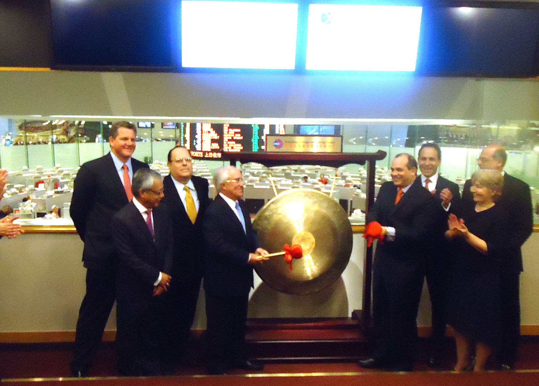 Delegación peruana durante ceremonia de campanazo en Bolsa de Valores de Hong Kong. Foto: ANDINA/Difusión.