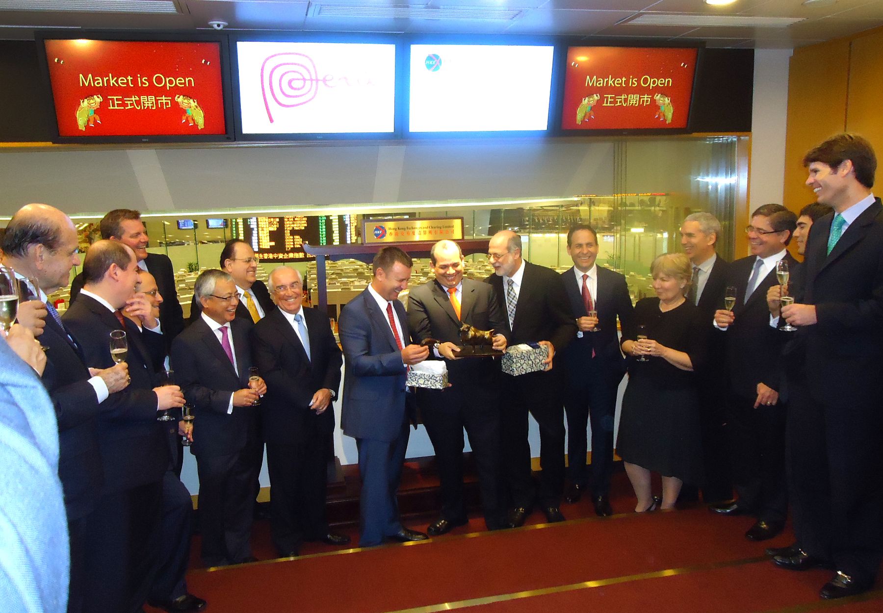 Delegación peruana durante ceremonia de campanazo en Bolsa de Valores de Hong Kong. Foto: ANDINA/Difusión.