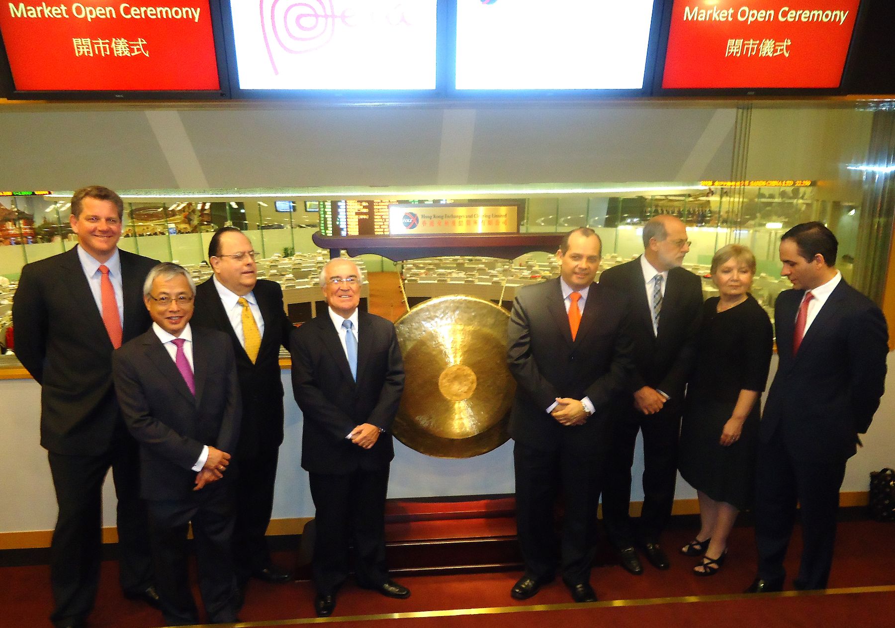 Delegación peruana durante ceremonia de campanazo en Bolsa de Valores de Hong Kong. Foto: ANDINA/Difusión.