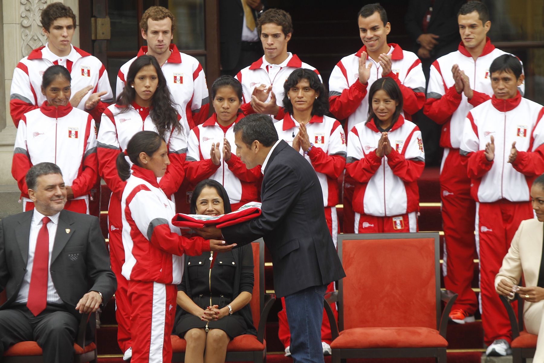 Presidente Ollanta Humala entrega la bandera peruana a maratonista Gladys Tejeda. Foto: ANDINA/Carlos Lezama.