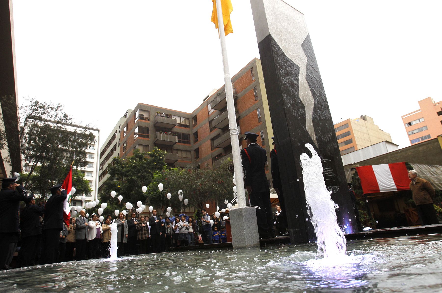 Minuto de silencio al cumplirse los 20 años del atentado terrorista en la calle Tarata en Miraflores.Foto: ANDINA/Carlos Lezama.