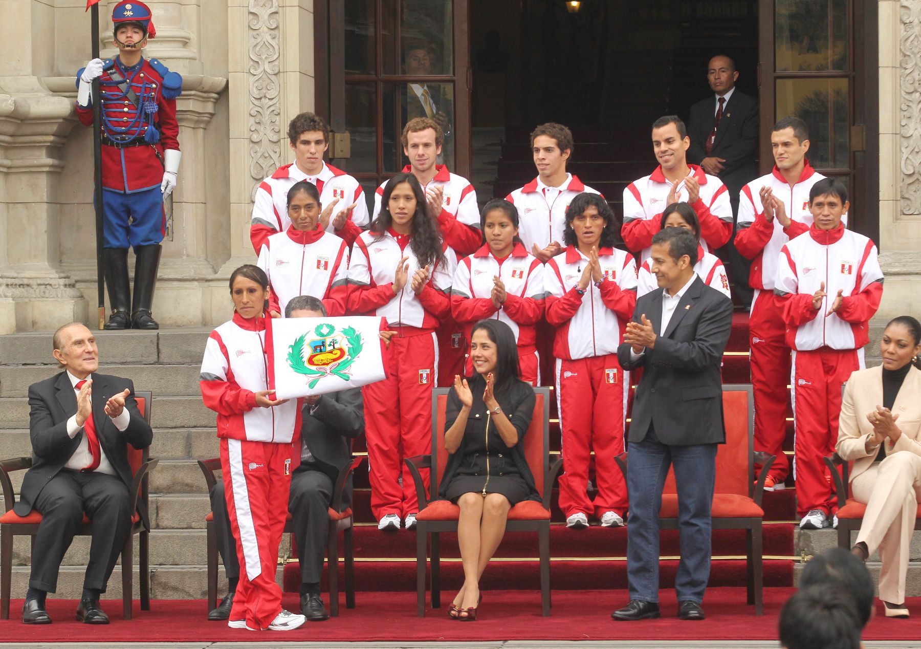 Presidente Ollanta Humala entrega la bandera peruana a maratonista Gladys Tejeda.
Foto: Presidencia