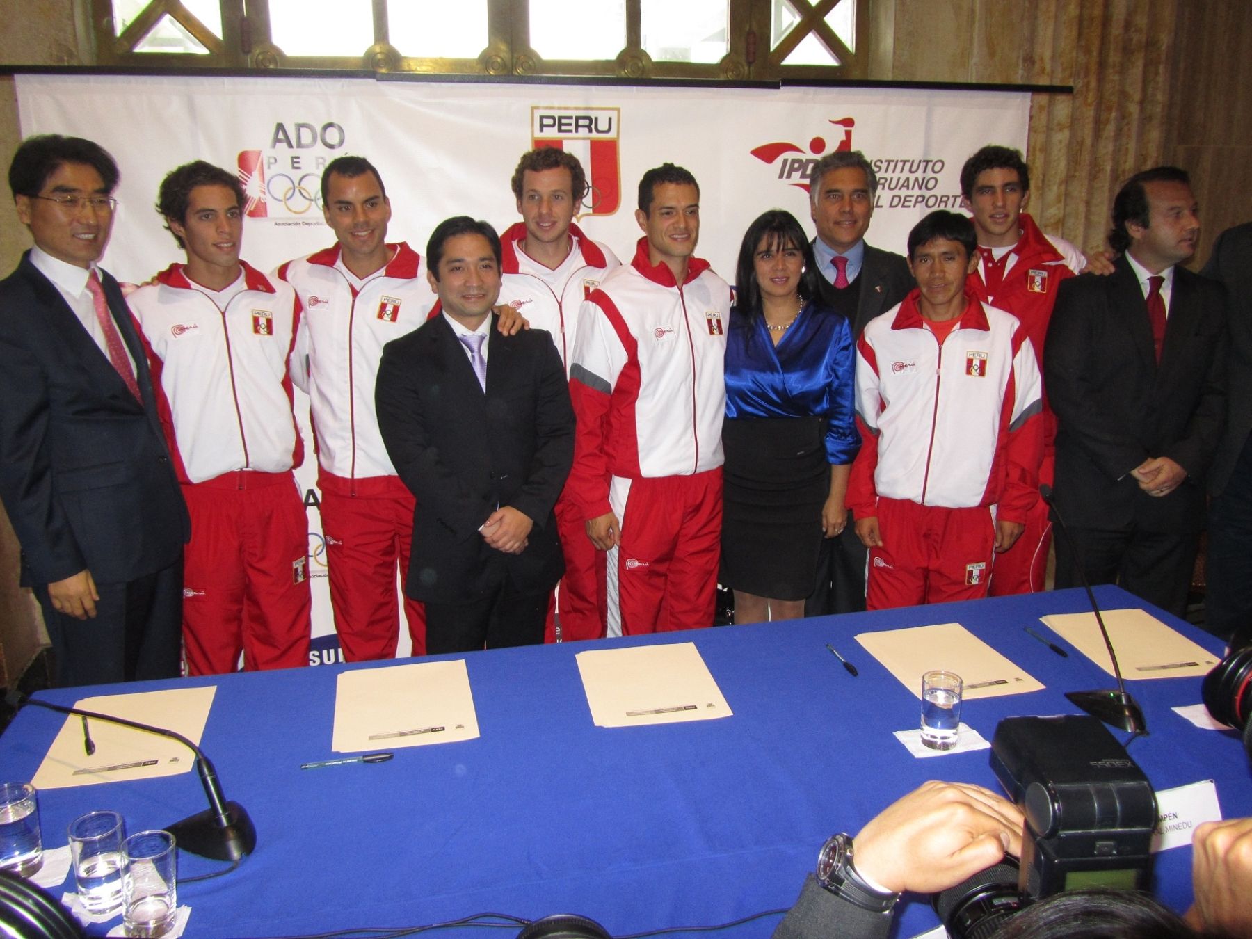 Deportistas peruanos que irán a las Olimpiadas de Londres con buzos con el logo de la Marca Perú.
