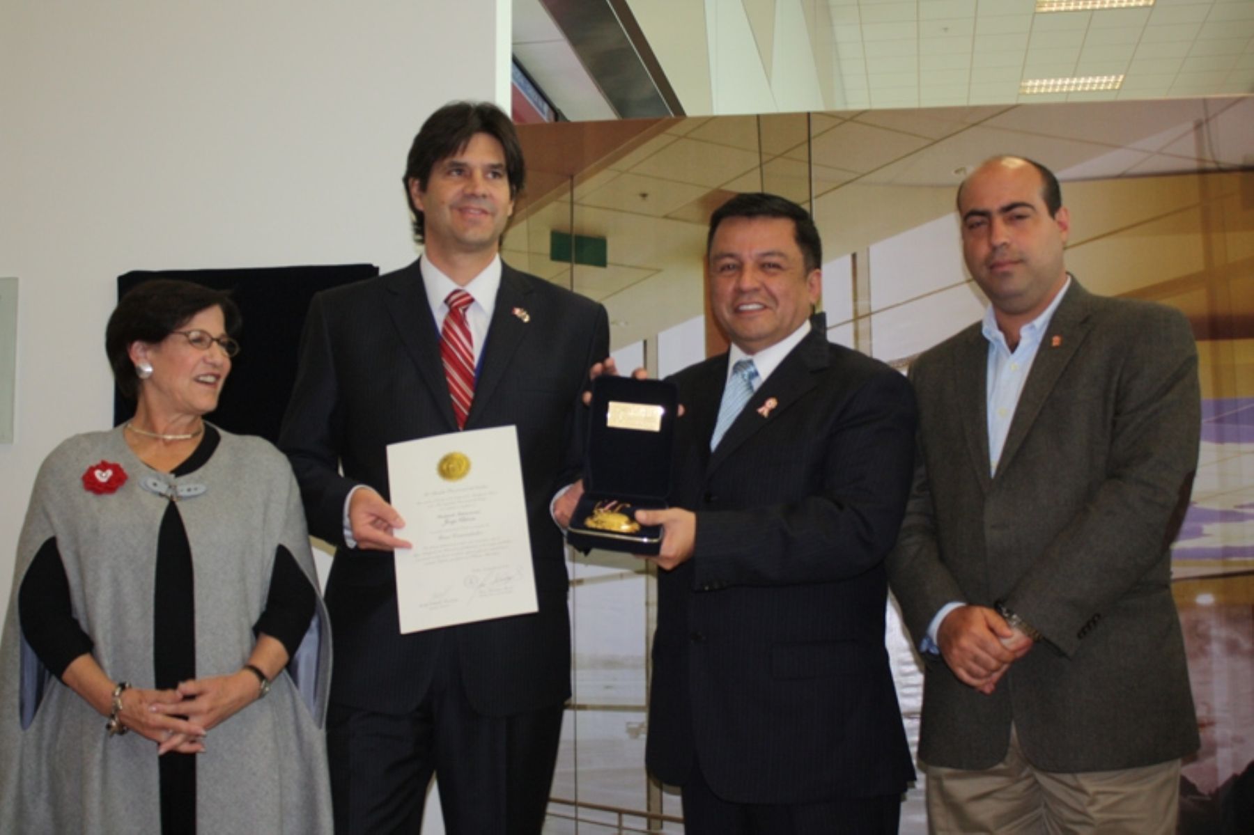 Alcalde del Callao, Juan Sotomayor, condecoró a Aeropuerto Internacional Jorge Chávez por ser el mejor de Sudamérica. Foto. Andina/Difusión