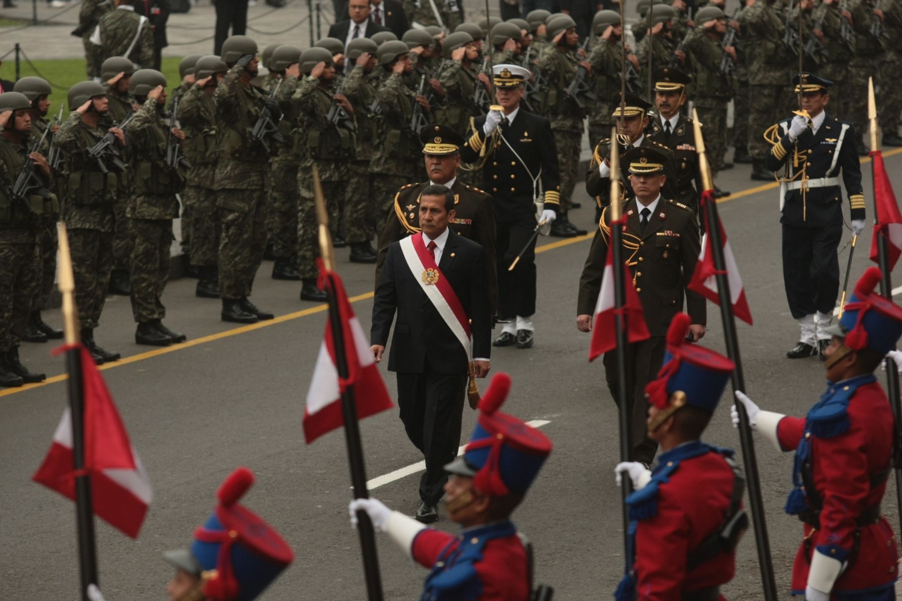El Presidente Ollanta Humala llega a la Catedral de Lima para participar en la tradicional Misa y Te Deum. Foto: ANDINA/Juan Carlos Guzmán Negrini.